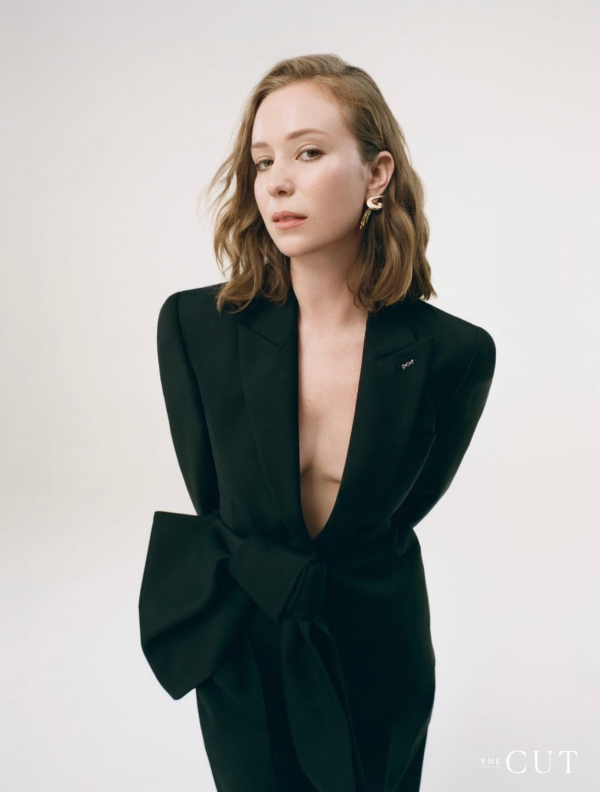 From the razor sharp brilliance of Hacks to the dark allure of Camp Miasma, @hannaheinbinder enters her next act with fearless intelligence and magnetic ease. For @thecut, photographed by @coni.tarallo, fashion becomes part armor, part performance, and entirely her own.
#HannahEinbinder #TheCut #CutCover #CampMiasma #EditorialFashion