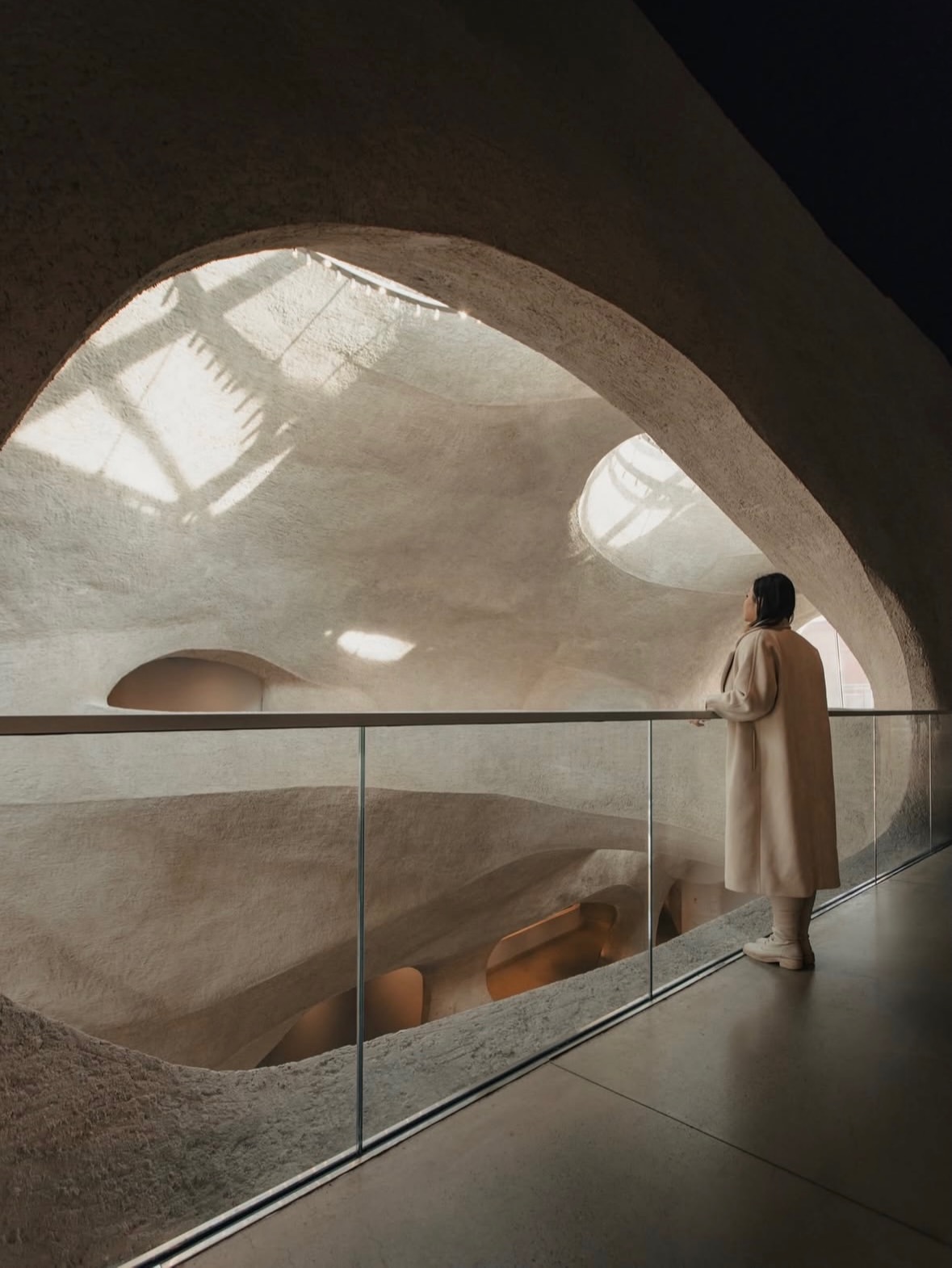 At the Gilder Center, architecture becomes geology. Light moves through a landscape of concrete, where every curve feels shaped by water, wind, and time.

Designed by @studiogang at @amnh
Captured by @diografic

#GilderCenter #AMNH #StudioGang #NYCArchitecture #NewYork