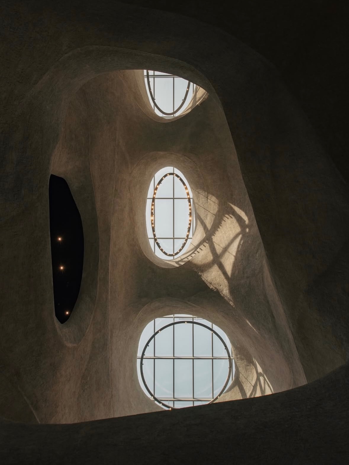 At the Gilder Center, architecture becomes geology. Light moves through a landscape of concrete, where every curve feels shaped by water, wind, and time.

Designed by @studiogang at @amnh
Captured by @diografic

#GilderCenter #AMNH #StudioGang #NYCArchitecture #NewYork