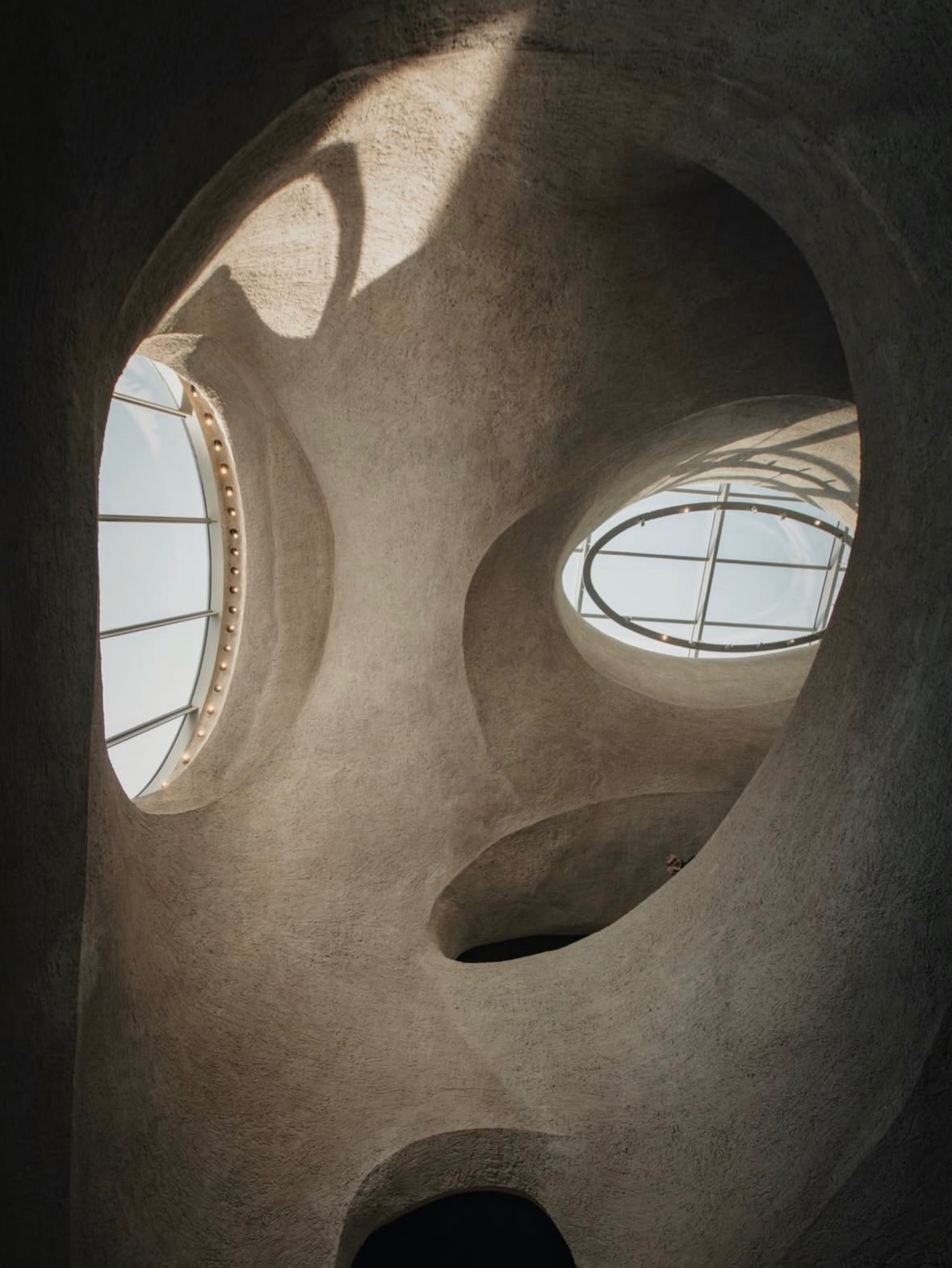 At the Gilder Center, architecture becomes geology. Light moves through a landscape of concrete, where every curve feels shaped by water, wind, and time.

Designed by @studiogang at @amnh
Captured by @diografic

#GilderCenter #AMNH #StudioGang #NYCArchitecture #NewYork