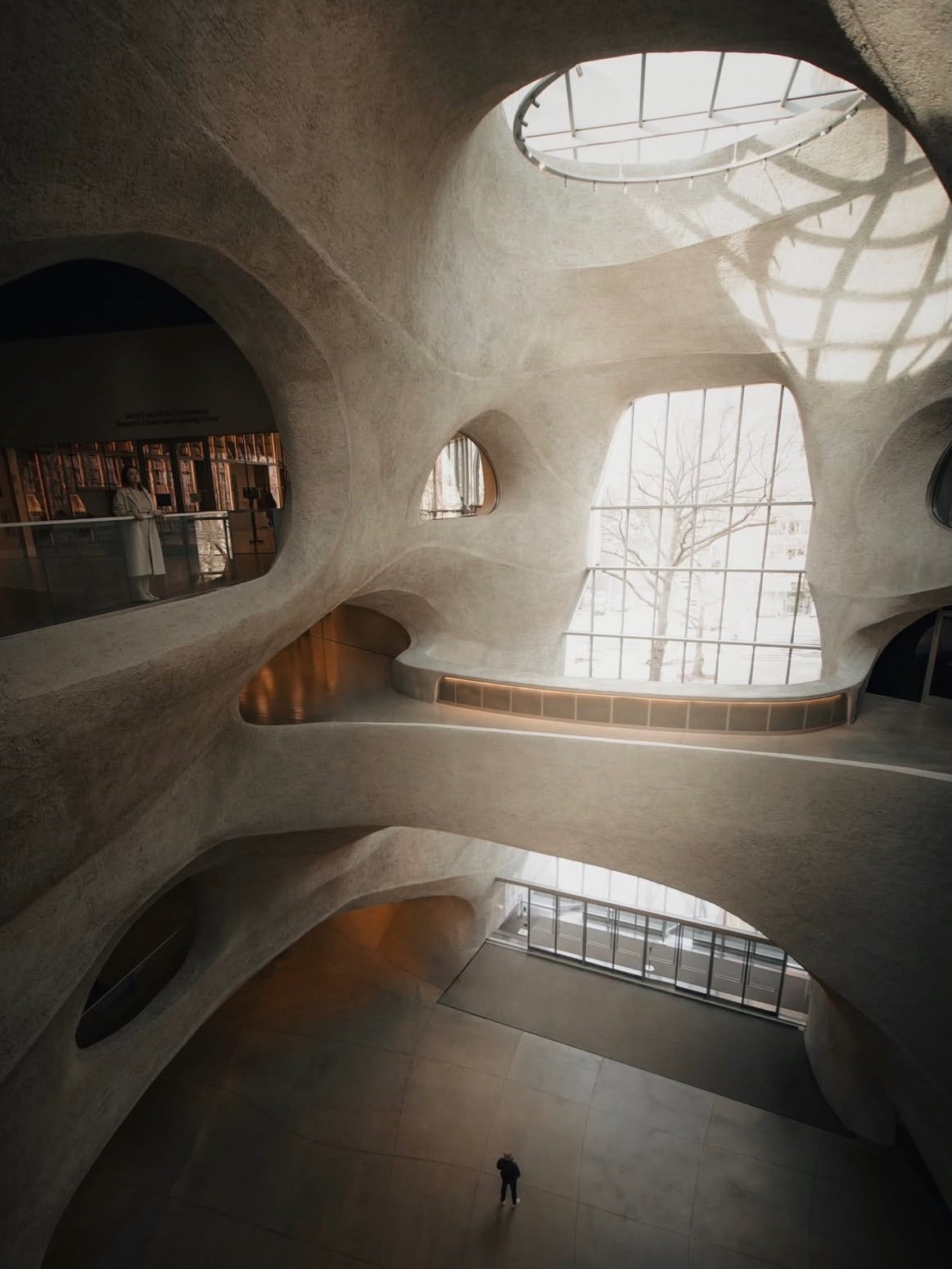 At the Gilder Center, architecture becomes geology. Light moves through a landscape of concrete, where every curve feels shaped by water, wind, and time.

Designed by @studiogang at @amnh
Captured by @diografic

#GilderCenter #AMNH #StudioGang #NYCArchitecture #NewYork