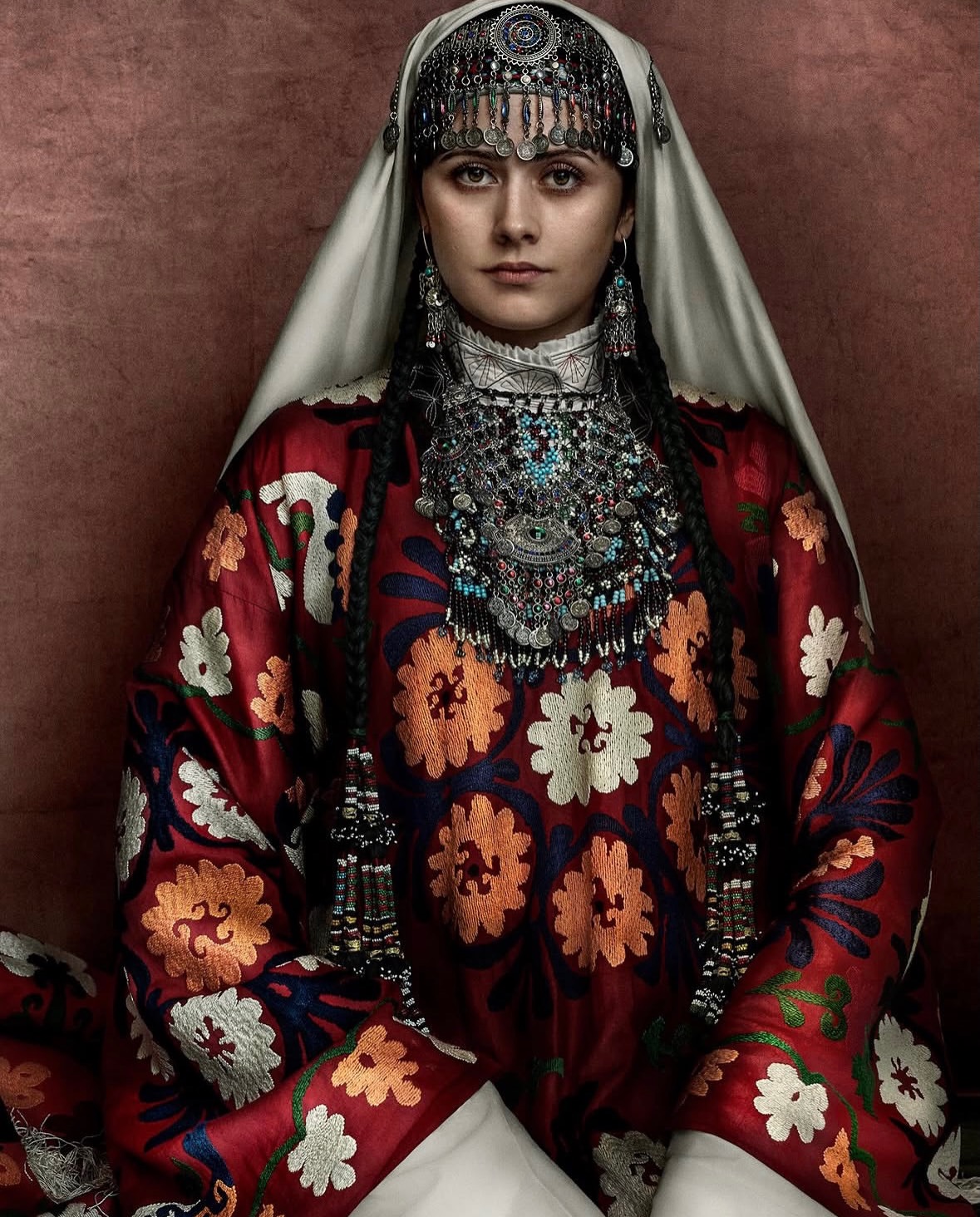 Across cultures, a bride becomes a vision of identity, ritual and transformation. Through the lens of @mariotestino, every tradition reveals its own extraordinary language of beauty.

@taschen

#MarioTestino #ABeautifulWorld #BridalTraditions #CulturalHeritage #Photography
