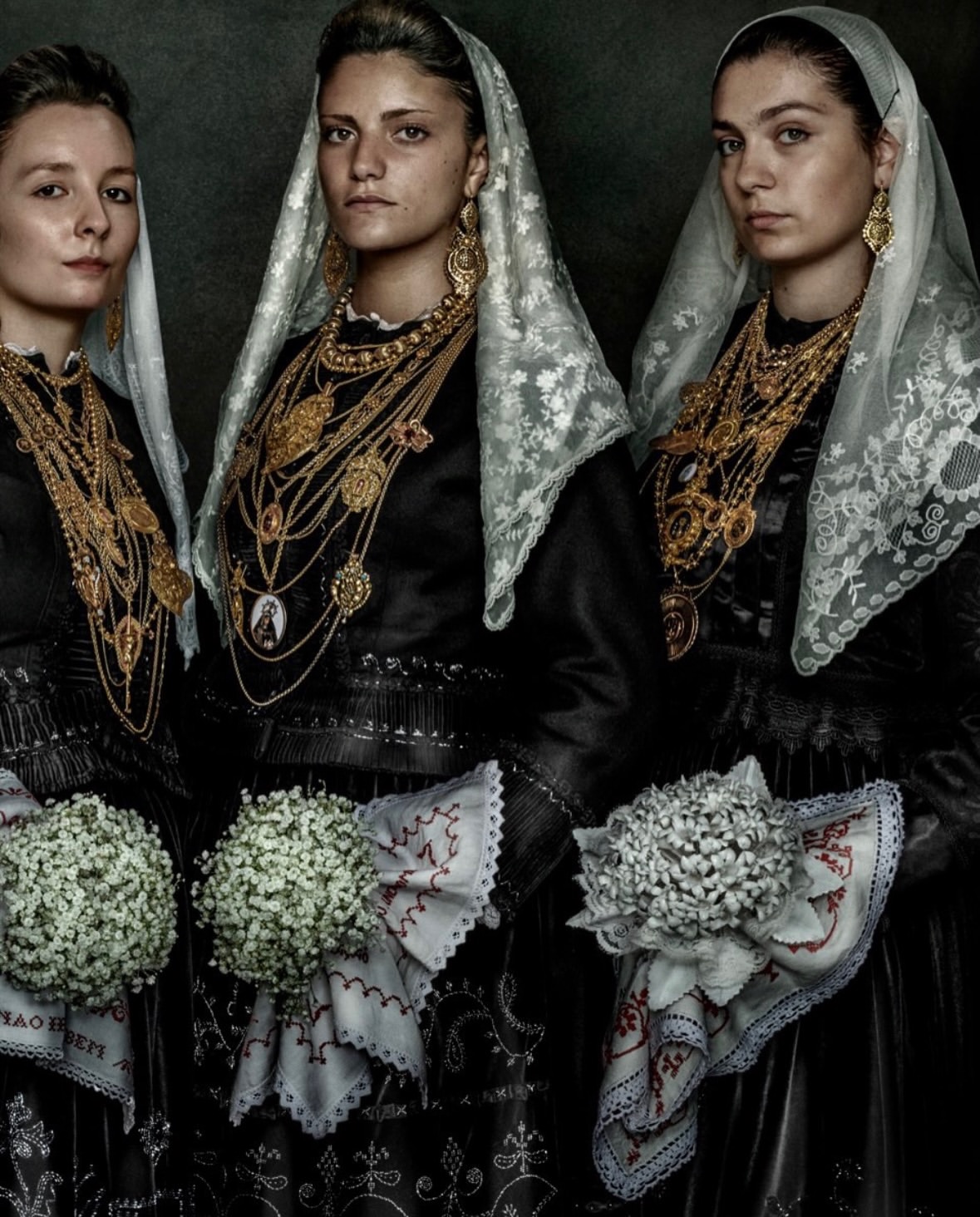 Across cultures, a bride becomes a vision of identity, ritual and transformation. Through the lens of @mariotestino, every tradition reveals its own extraordinary language of beauty.

@taschen

#MarioTestino #ABeautifulWorld #BridalTraditions #CulturalHeritage #Photography