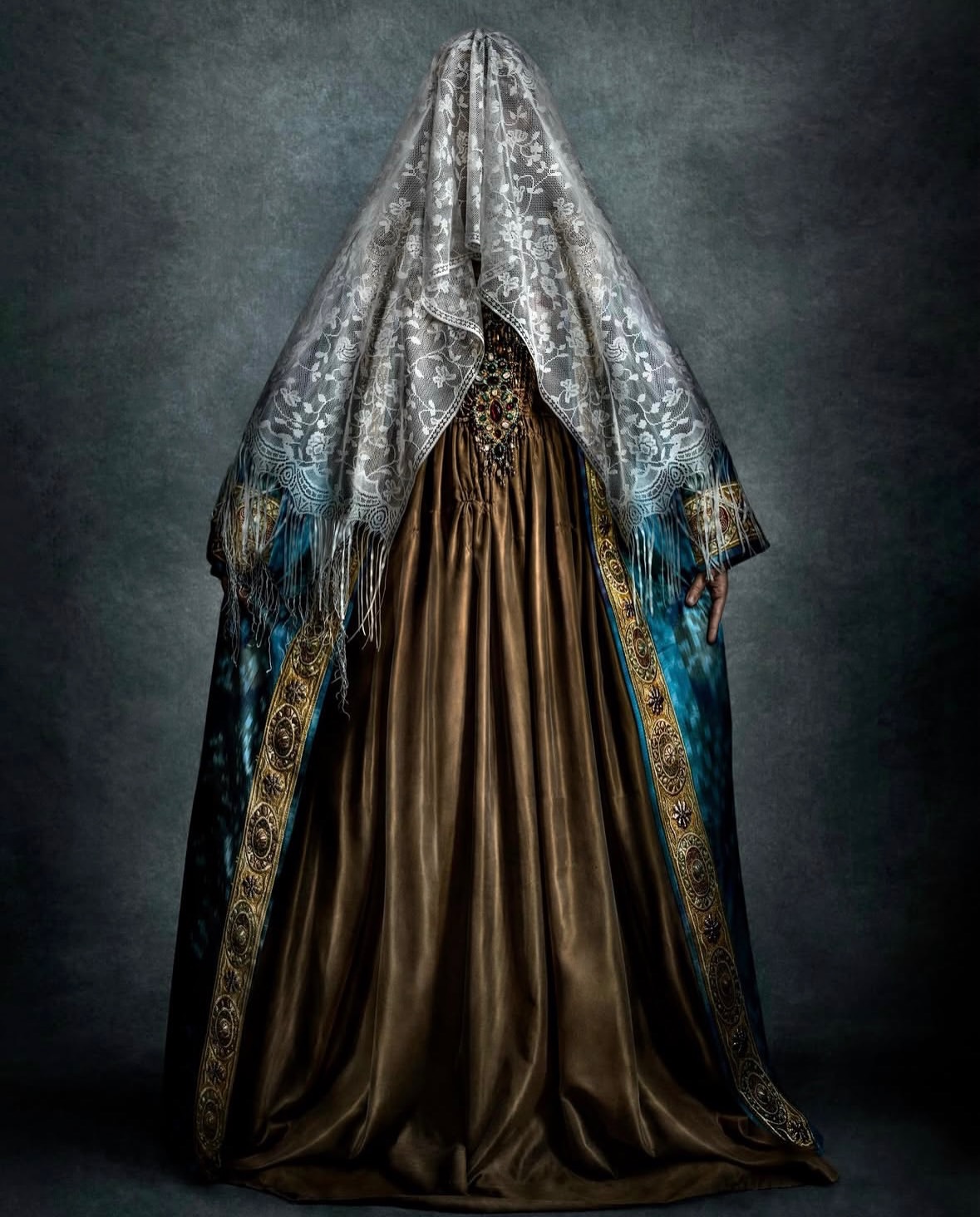 Across cultures, a bride becomes a vision of identity, ritual and transformation. Through the lens of @mariotestino, every tradition reveals its own extraordinary language of beauty.

@taschen

#MarioTestino #ABeautifulWorld #BridalTraditions #CulturalHeritage #Photography