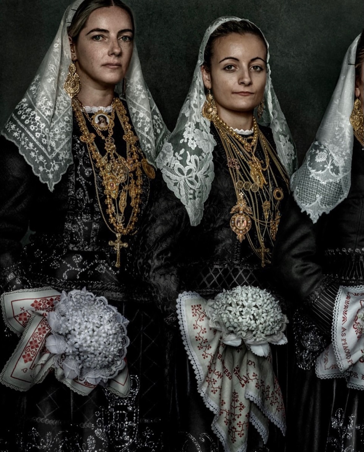 Across cultures, a bride becomes a vision of identity, ritual and transformation. Through the lens of @mariotestino, every tradition reveals its own extraordinary language of beauty.

@taschen

#MarioTestino #ABeautifulWorld #BridalTraditions #CulturalHeritage #Photography
