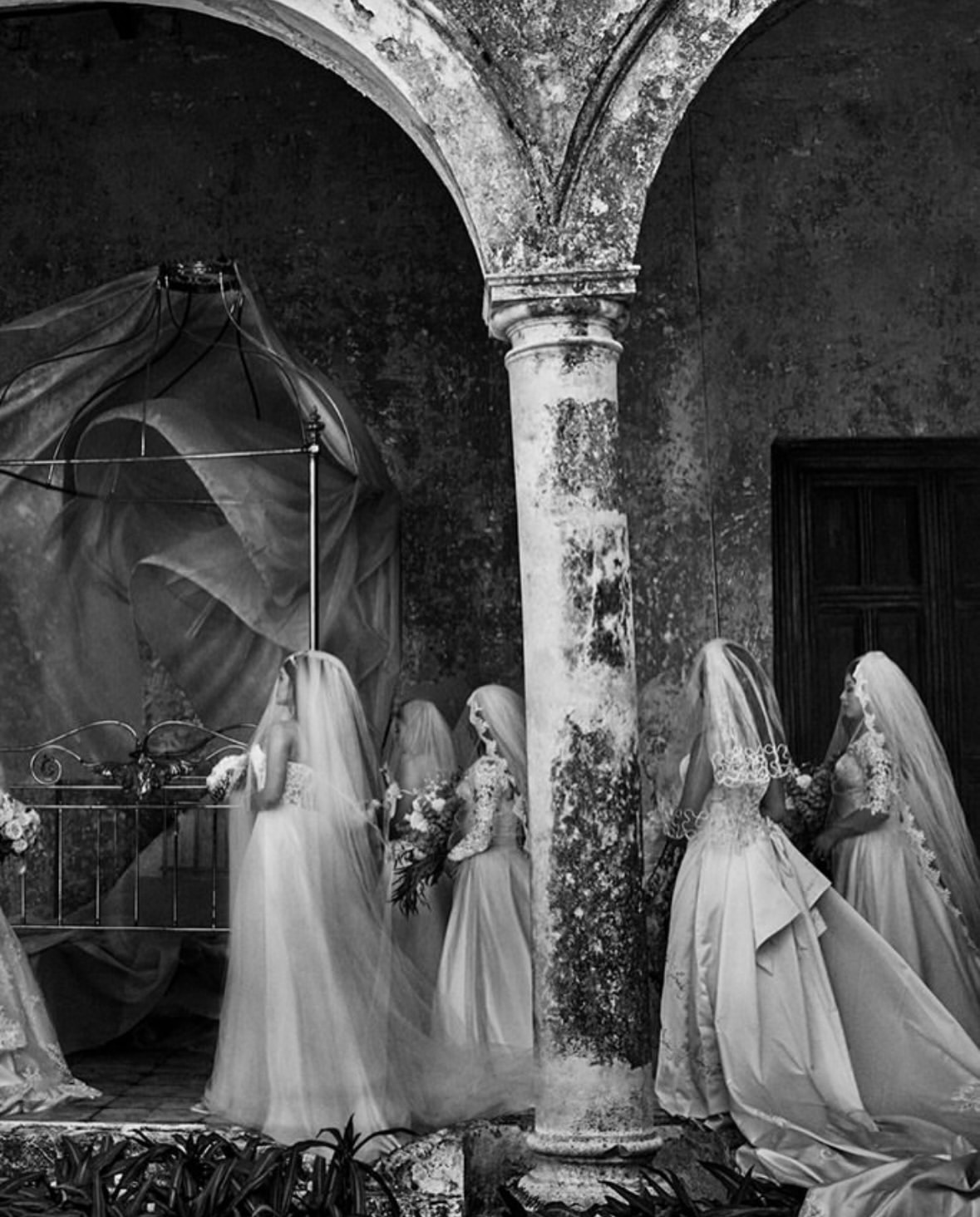 Across cultures, a bride becomes a vision of identity, ritual and transformation. Through the lens of @mariotestino, every tradition reveals its own extraordinary language of beauty.

@taschen

#MarioTestino #ABeautifulWorld #BridalTraditions #CulturalHeritage #Photography