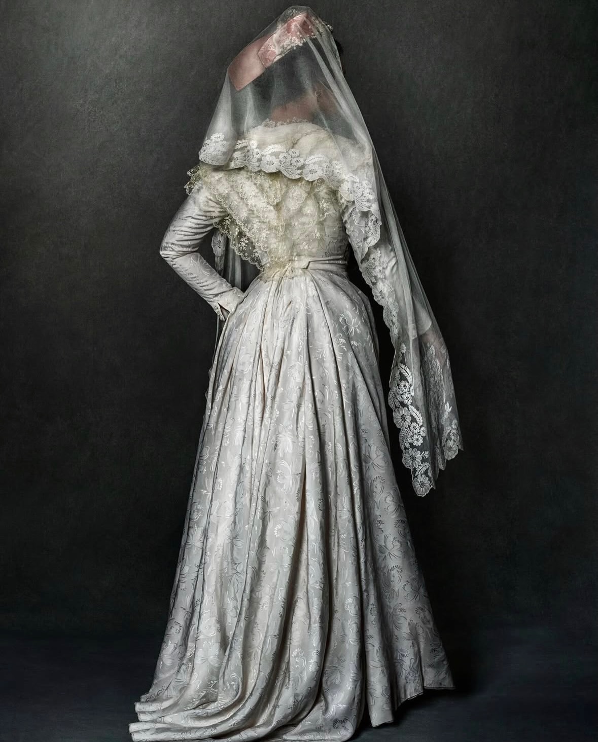 Across cultures, a bride becomes a vision of identity, ritual and transformation. Through the lens of @mariotestino, every tradition reveals its own extraordinary language of beauty.

@taschen

#MarioTestino #ABeautifulWorld #BridalTraditions #CulturalHeritage #Photography