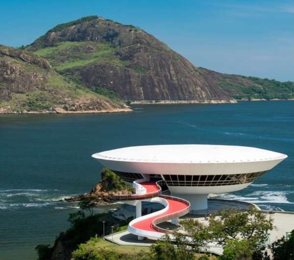 Suspended between sky and sea, Oscar Niemey...