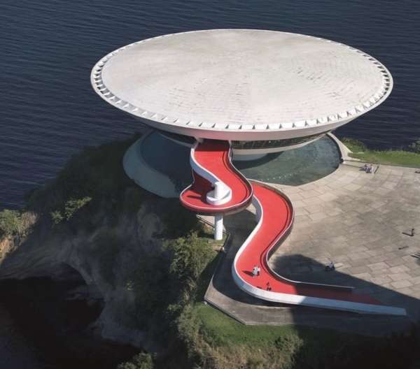 Suspended between sky and sea, Oscar Niemey...