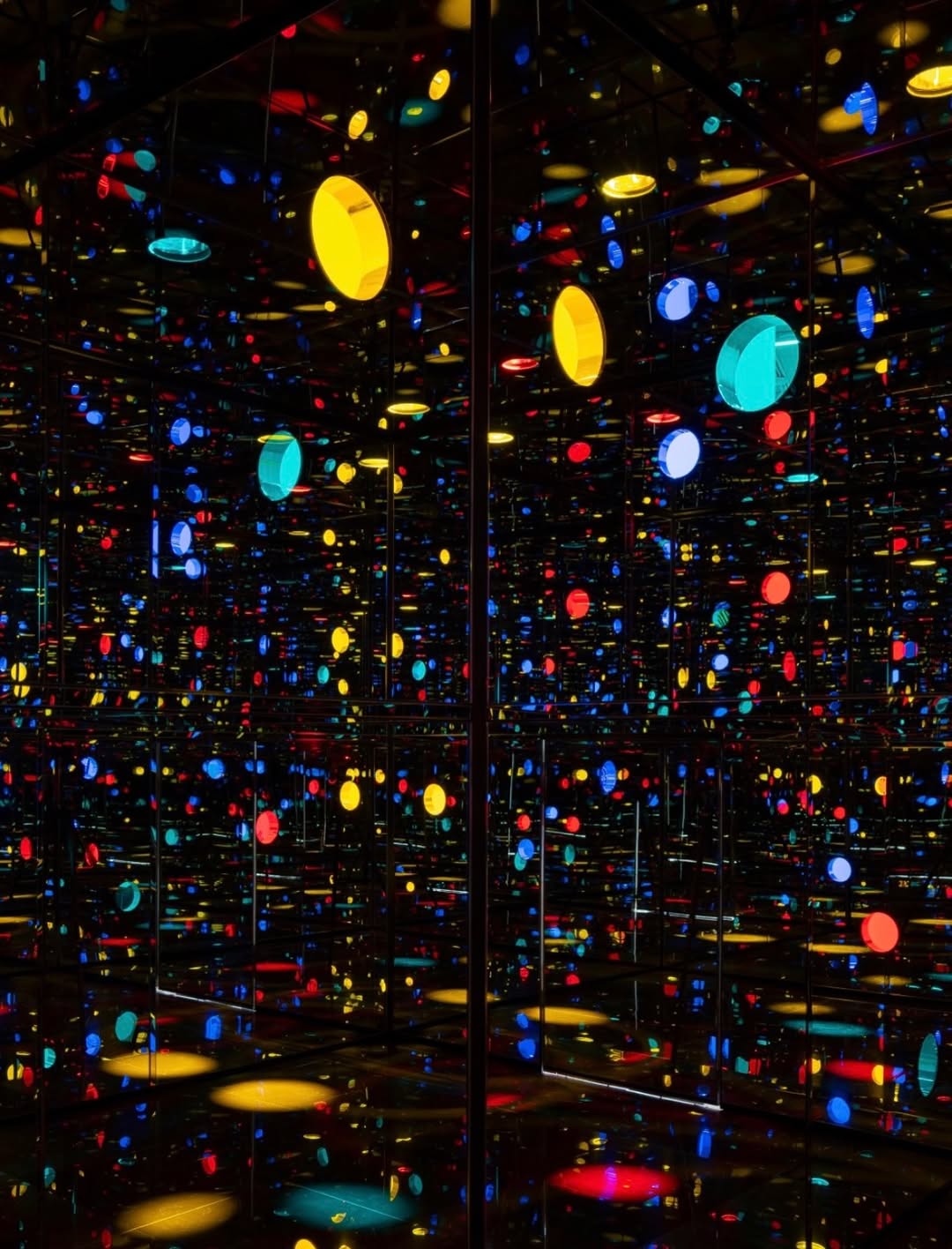 Infinity has a dress code: polka dots. At Amsterdam’s @stedelijkmuseum, Yayoi Kusama’s mirrored worlds and extravagant blooms make reality feel decidedly underdressed.

@davidzwirner @fondationbeyeler @museumludwig

Photos by Peter Tijhuis. © YAYOI KUSAMA. Courtesy Ota Fine Arts.

#YayoiKusama #StedelijkMuseum #InfinityMirrors #ContemporaryArt #Amsterdam