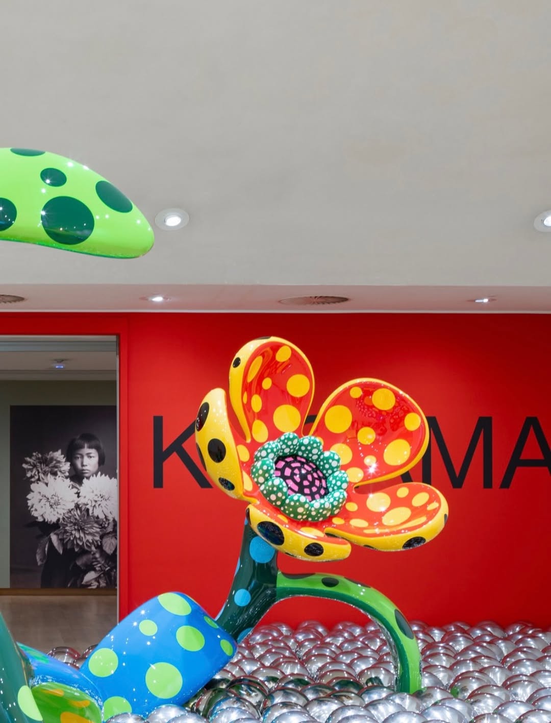 Infinity has a dress code: polka dots. At Amsterdam’s @stedelijkmuseum, Yayoi Kusama’s mirrored worlds and extravagant blooms make reality feel decidedly underdressed.

@davidzwirner @fondationbeyeler @museumludwig

Photos by Peter Tijhuis. © YAYOI KUSAMA. Courtesy Ota Fine Arts.

#YayoiKusama #StedelijkMuseum #InfinityMirrors #ContemporaryArt #Amsterdam