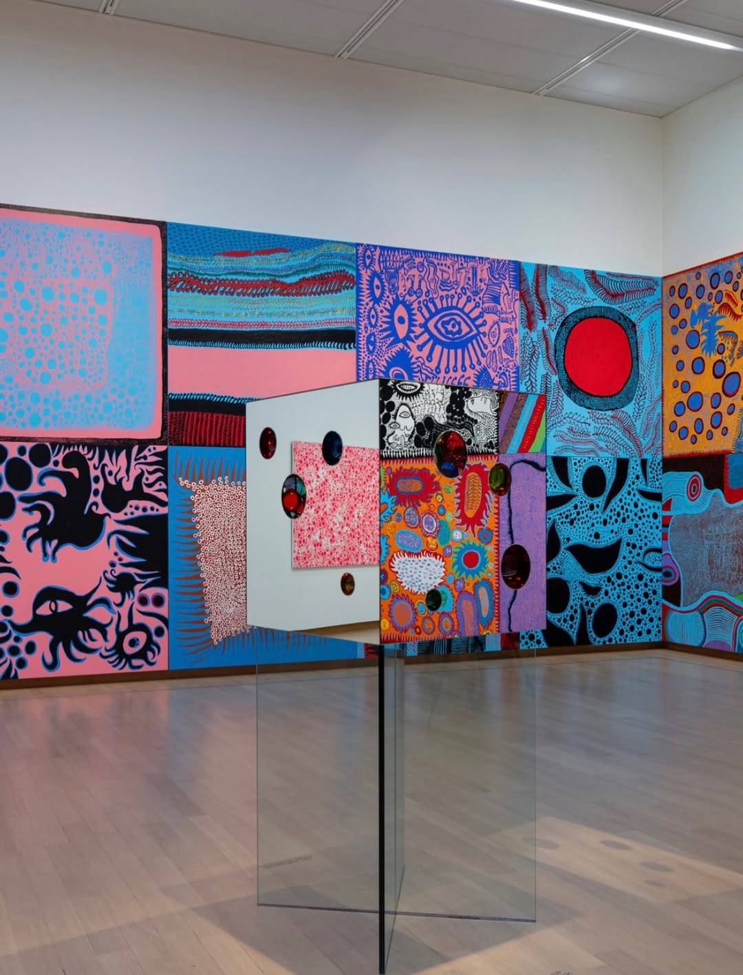 Infinity has a dress code: polka dots. At Amsterdam’s @stedelijkmuseum, Yayoi Kusama’s mirrored worlds and extravagant blooms make reality feel decidedly underdressed.

@davidzwirner @fondationbeyeler @museumludwig

Photos by Peter Tijhuis. © YAYOI KUSAMA. Courtesy Ota Fine Arts.

#YayoiKusama #StedelijkMuseum #InfinityMirrors #ContemporaryArt #Amsterdam