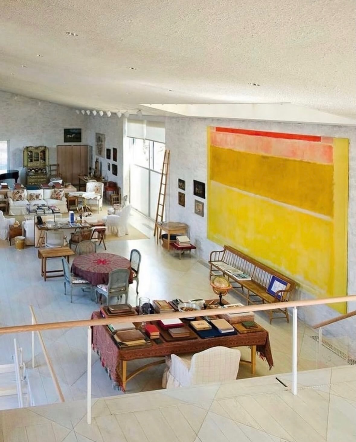 Living with Rothko. Colour becomes atmosphere, and even the most opulent room learns the art of silence.

Via @charlesgmagne

#MarkRothko #LivingWithArt #ArtAndInteriors #ColorField #TheArtOfLiving