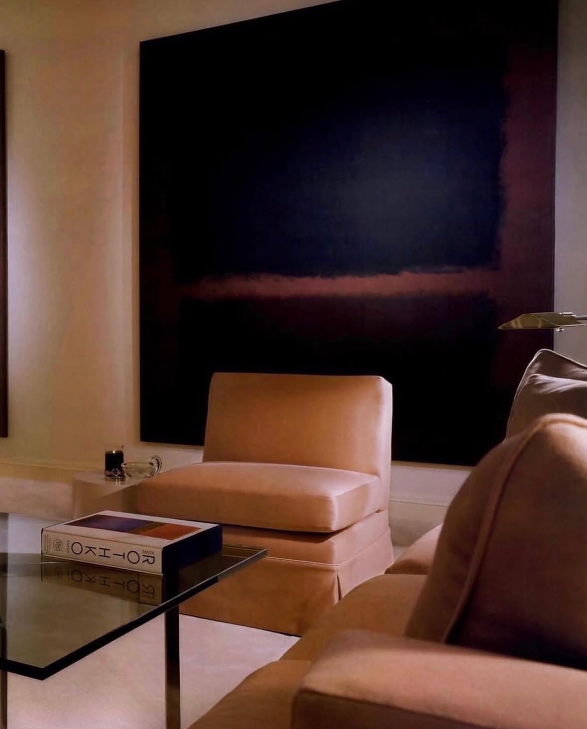 Living with Rothko. Colour becomes atmosphere, and even the most opulent room learns the art of silence.

Via @charlesgmagne

#MarkRothko #LivingWithArt #ArtAndInteriors #ColorField #TheArtOfLiving