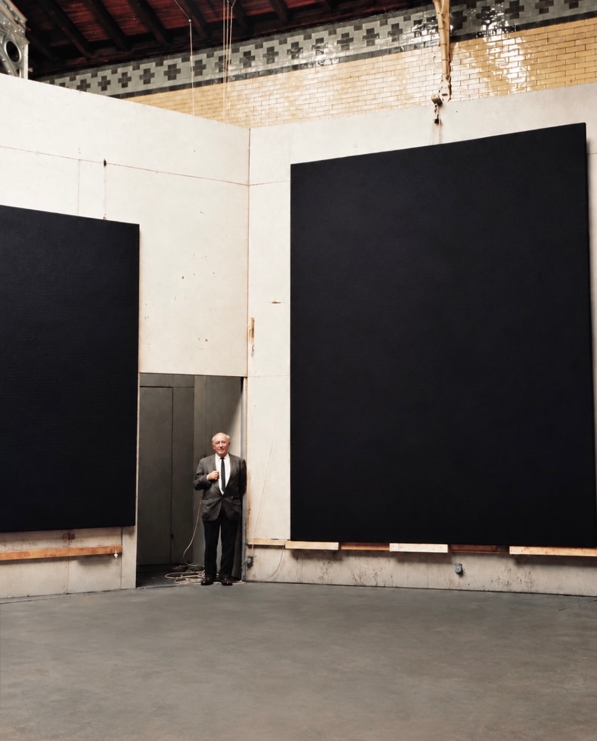 Living with Rothko. Colour becomes atmosphere, and even the most opulent room learns the art of silence.

Via @charlesgmagne

#MarkRothko #LivingWithArt #ArtAndInteriors #ColorField #TheArtOfLiving