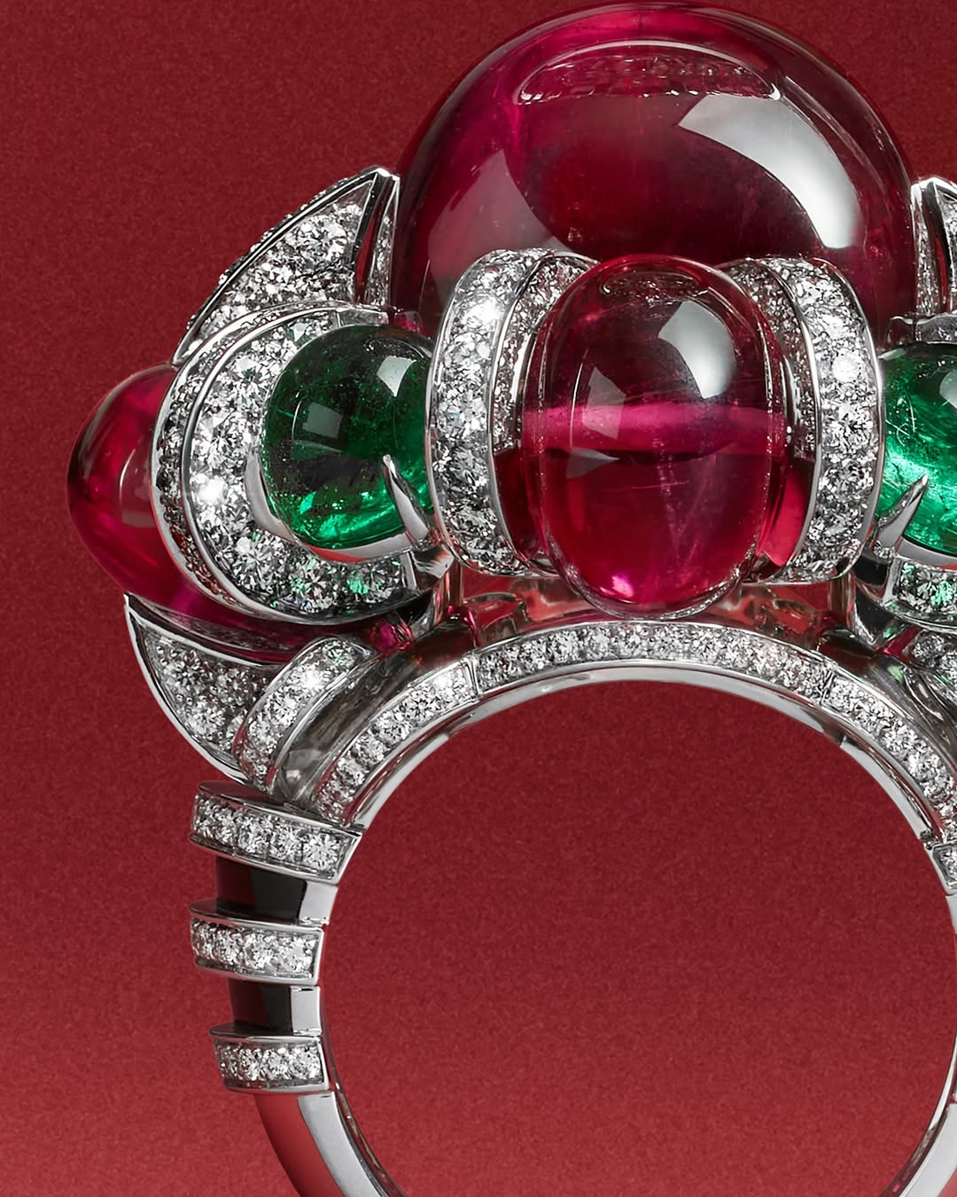 @cartier

Agence : @mazarine
Photographe : @irisvelghe 
Post-production : @janvier_lab

#CartierHighJewelry#cartierenequilibre#cartier