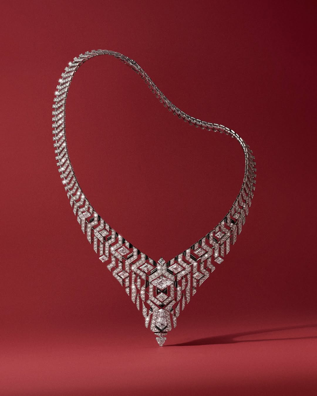 @cartier

agence : @mazarine
photographe : @irisvelghe 
post-production : @janvier_lab

#CartierHighJewelry#cartierenequilibre#cartier
