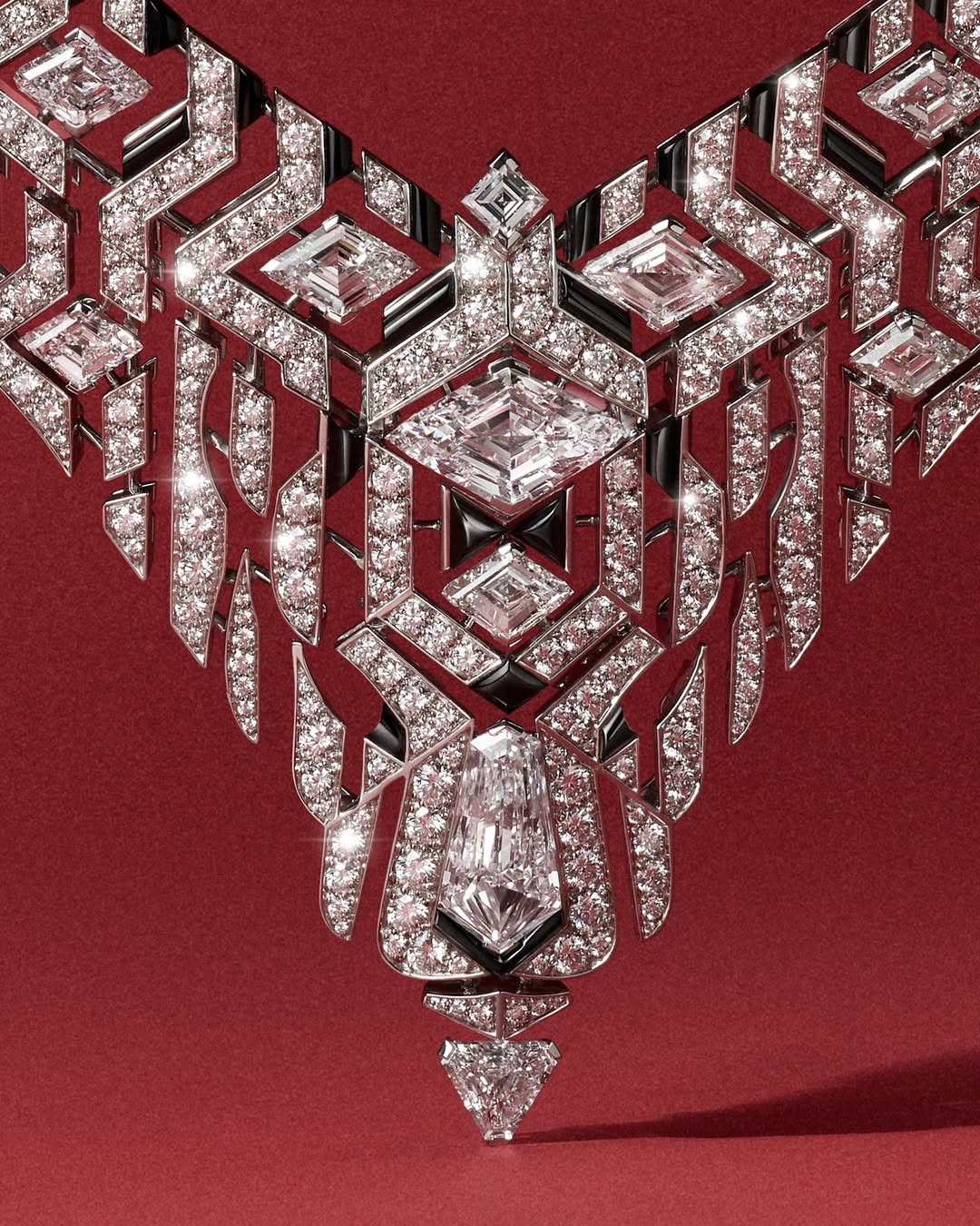 @cartier

agence : @mazarine
photographe : @irisvelghe 
post-production : @janvier_lab

#CartierHighJewelry#cartierenequilibre#cartier