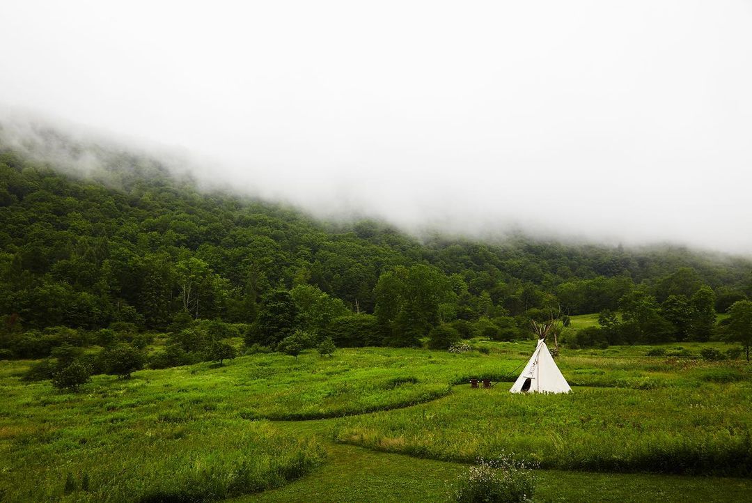 Airbnb Magazine |  Feb. 23