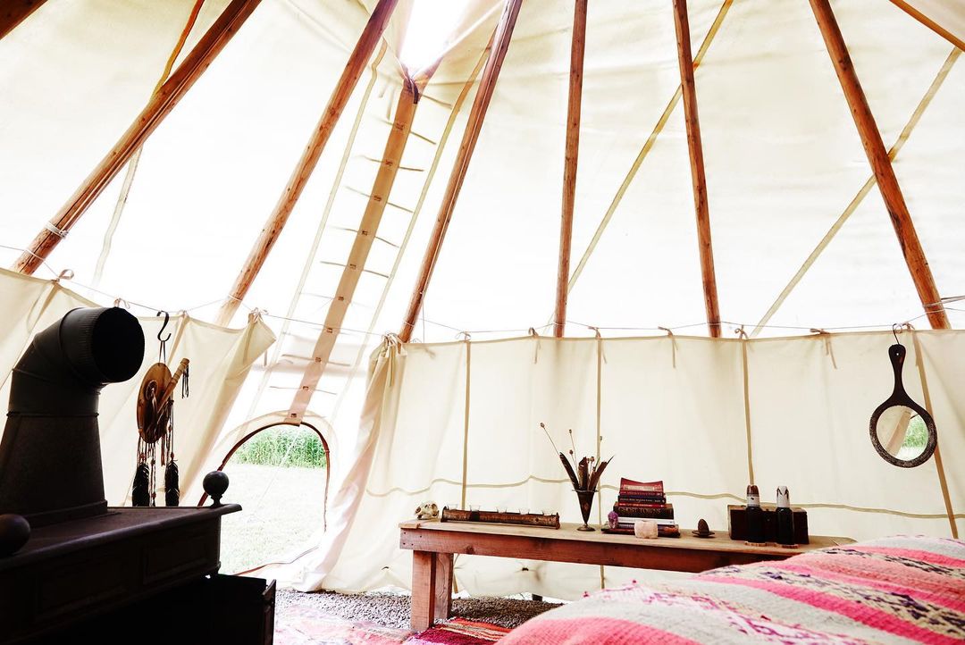 Airbnb Magazine |  Feb. 23