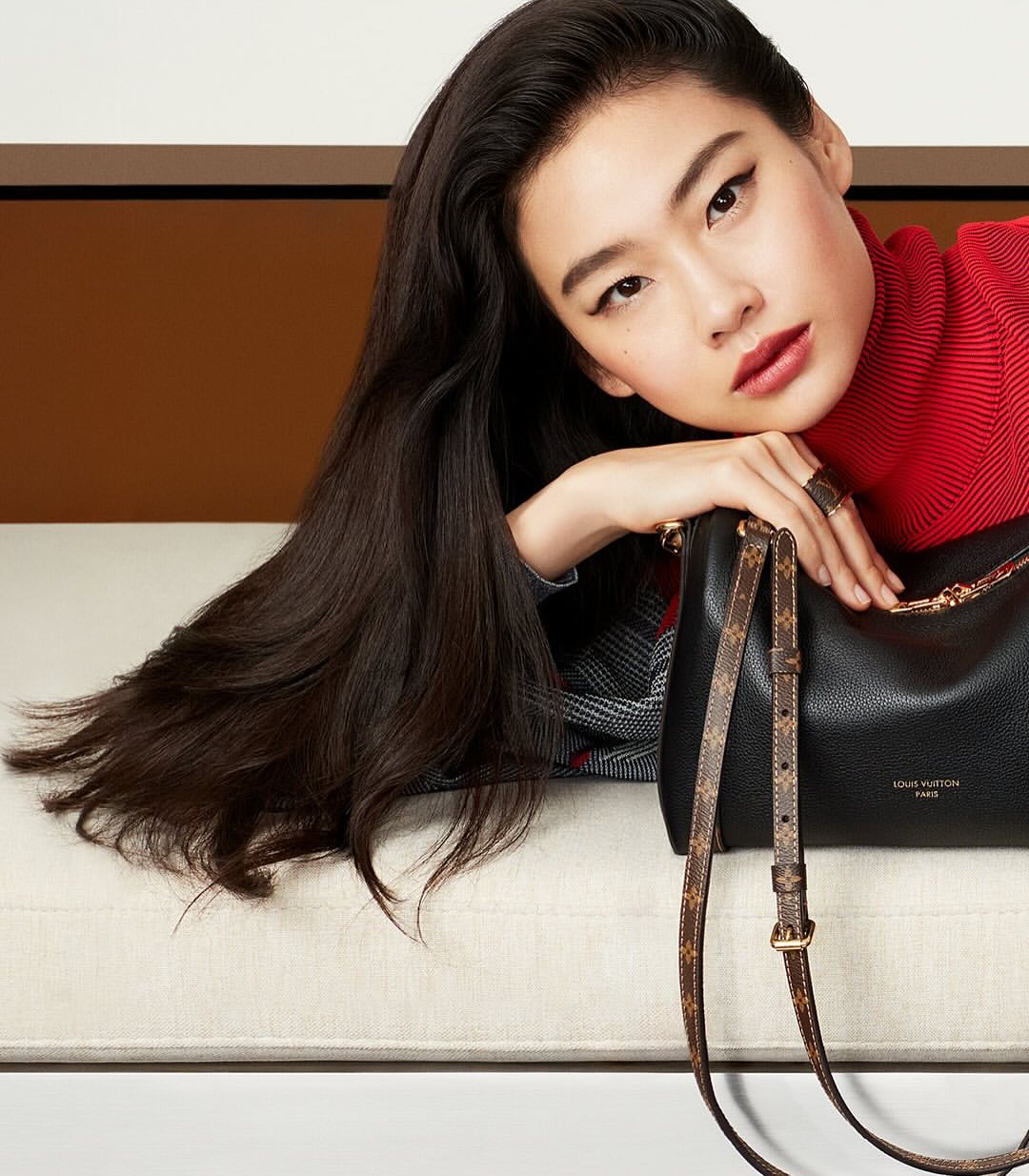 LOUIS VUITTON FALL WINTER 2025 CAMPAIGN starring Emma Stone & HoYeon Jung @louisvuitton @hoooooyeony
•
Art Director @studioveronicaditting @chipandaeli
Photographer @ethanjamesgreen @second__name
Stylist @marieameliesauve @artandcommerce
Makeup Artist @hiromi_ueda @artandcommerce
Hair Stylist @duffy_duffy @streetersagency
Manicurist @anatolerainey @premierhairandmakeup
Set Designer @emmaroachstudio @streetersagency
Production @jnproductionglobal
•
Merci @florentbuono @magena.chansarel @at_mr #AlexandraRivière #AnaeleSeiwe #Pierre‑LouisMerlet #LilyEddleston #CécileBensimhon #LéaKalaidjian
•
#LouisVuitton #LVFW25 #EmmaStone #HoYeonJung #LVCampaign #FashionFilm #LuxuryFashion #jnproduction #jnproductionparis