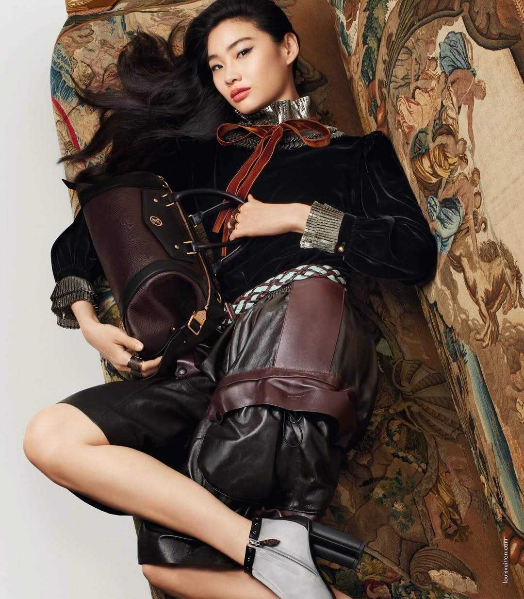LOUIS VUITTON FALL WINTER 2025 CAMPAIGN starring Emma Stone & HoYeon Jung @louisvuitton @hoooooyeony
•
Art Director @studioveronicaditting @chipandaeli
Photographer @ethanjamesgreen @second__name
Stylist @marieameliesauve @artandcommerce
Makeup Artist @hiromi_ueda @artandcommerce
Hair Stylist @duffy_duffy @streetersagency
Manicurist @anatolerainey @premierhairandmakeup
Set Designer @emmaroachstudio @streetersagency
Production @jnproductionglobal
•
Merci @florentbuono @magena.chansarel @at_mr #AlexandraRivière #AnaeleSeiwe #Pierre‑LouisMerlet #LilyEddleston #CécileBensimhon #LéaKalaidjian
•
#LouisVuitton #LVFW25 #EmmaStone #HoYeonJung #LVCampaign #FashionFilm #LuxuryFashion #jnproduction #jnproductionparis