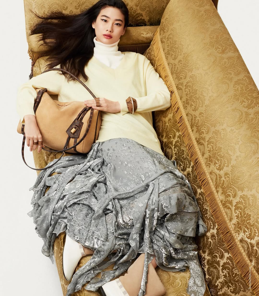 LOUIS VUITTON FALL WINTER 2025 CAMPAIGN starring Emma Stone & HoYeon Jung @louisvuitton @hoooooyeony
•
Art Director @studioveronicaditting @chipandaeli
Photographer @ethanjamesgreen @second__name
Stylist @marieameliesauve @artandcommerce
Makeup Artist @hiromi_ueda @artandcommerce
Hair Stylist @duffy_duffy @streetersagency
Manicurist @anatolerainey @premierhairandmakeup
Set Designer @emmaroachstudio @streetersagency
Production @jnproductionglobal
•
Merci @florentbuono @magena.chansarel @at_mr #AlexandraRivière #AnaeleSeiwe #Pierre‑LouisMerlet #LilyEddleston #CécileBensimhon #LéaKalaidjian
•
#LouisVuitton #LVFW25 #EmmaStone #HoYeonJung #LVCampaign #FashionFilm #LuxuryFashion #jnproduction #jnproductionparis