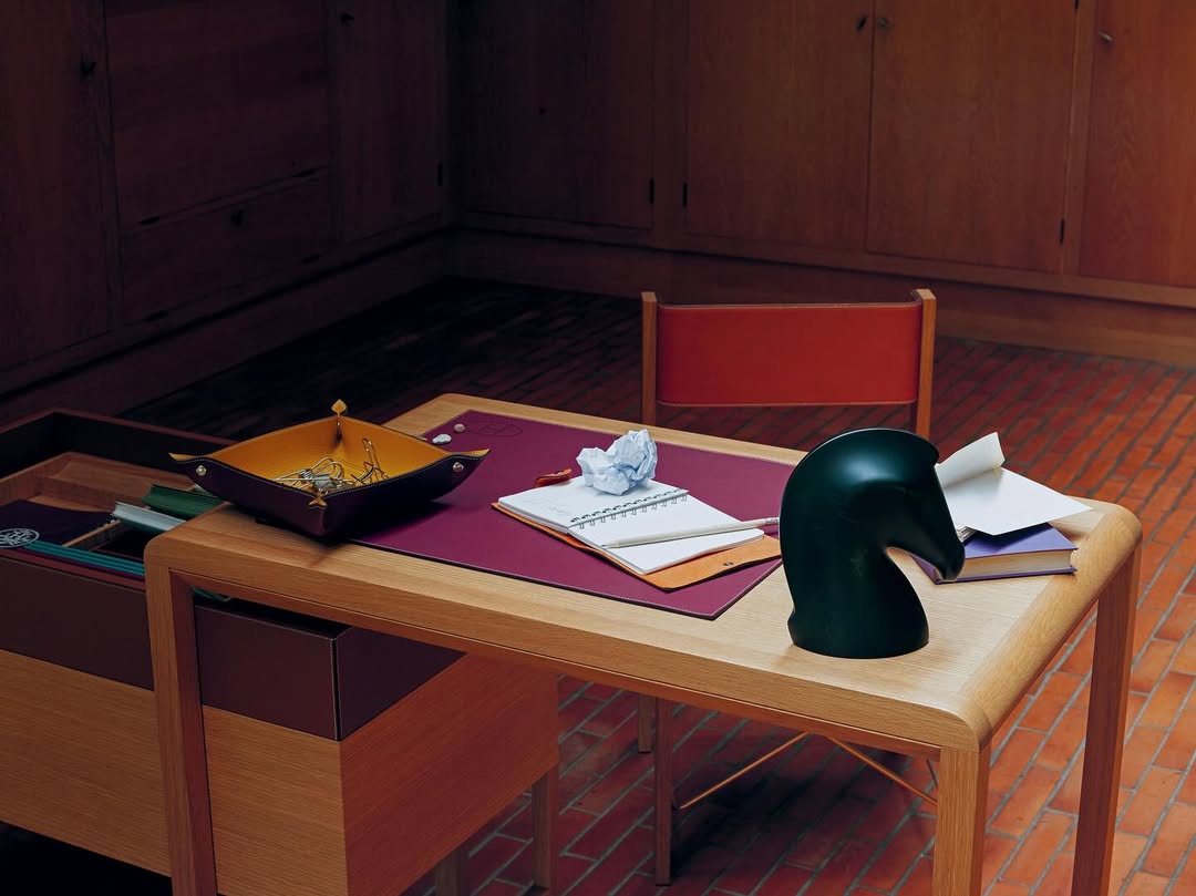 LE MONDE D’HERMÈS 87 @Hermes
•
Art Director #EricJouzeau 
Assistant Art Director @jessicamagnan 
Photographer @shafrannigel @dobedorepresents
Set Design @justineponthieux @lambertlambert_
Production @jnproductionglobal
•
Merci @geneve_doherty @charlottedh @kianamperau @clementinedelorme
•
#Hermès #LeMondedHermes #MDH #JNProduction #jnproductionparis