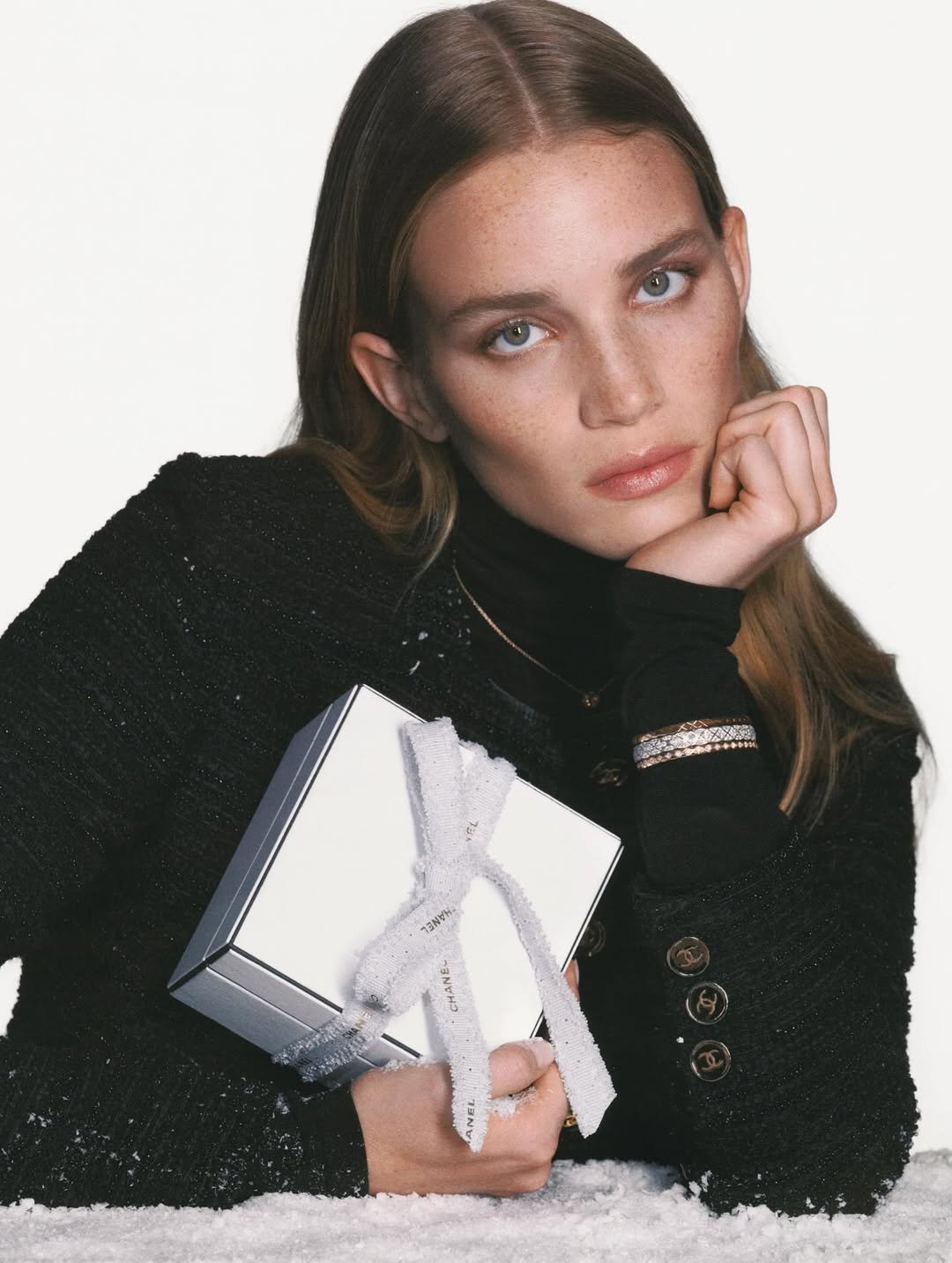 CHANEL END OF YEAR 2025 @chanelofficial
•
Photographer @timelkaim #artistconsultation @ms_cha_cha 
Stylist @katieburnett__ @artandcommerce
Makeup Artist @christinecorbel @maworldgroup
Hair Stylist @benjaminmullerhair @maworldgroup
Manicurist @forget.laura @artlistparisnewyork 
Talent @mona_tougaard @elitemodelworld @rebeccalongendyke @women_paris
Set Designer @jabezbartlett @streetersagency
Production @jnproductionglobal
•
Merci #MarianneEtchebarne @vincentfichard @mrpabone @sofyntj @victorsoulezlariviere @lysaelia #CharlotteCottard #ClaraJouvenot #MarineBergeHohweiler #JulieRambaud @leah.yrd @elise.rajot #ThomasDherte
•
#CHANELHoliday #CHANELFineJewelry #jnproduction #jnproductionparis