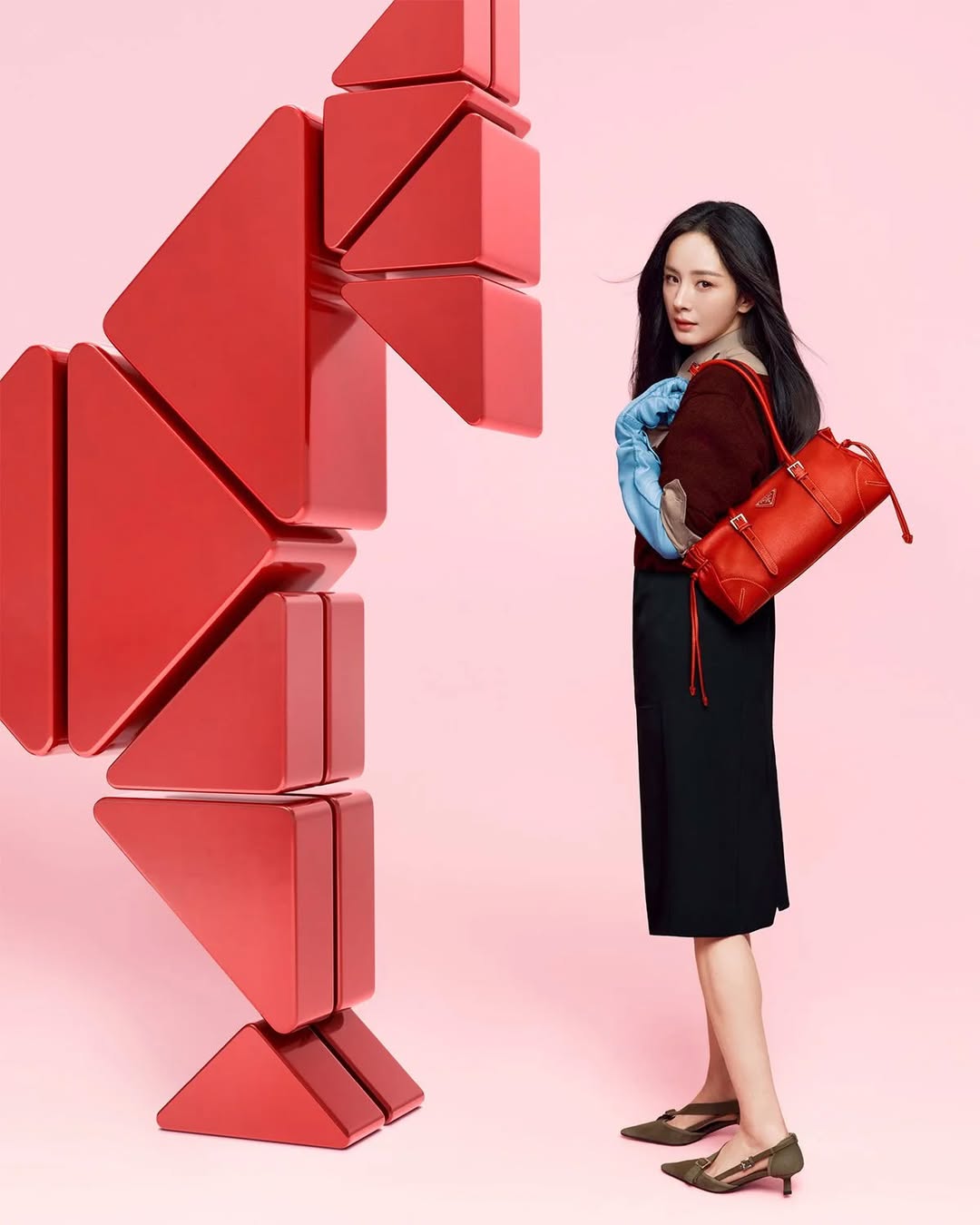 GŌNG XǏ FĀ CÁI 恭喜发财
•
PRADA CNY26 CAMPAIGN STARRING YANG MI & MA LONG @prada @yangmimimi912
•
Creative Direction @ferdinandoverderi
Campaign Photographer @zhonglin_ @artandcommerce 
Still Photographer @xuuubooo 
Director @_brthr_
Stylist @mynameisilence
Set Designer @donghongxun
Production @jnproductionglobal
Local Production @terryjinproduction
Talent #MaLong @yangmimimi912
•
Wishing everyone a joyful and prosperous Year of the Fire Horse!
•
Thank you @prada Wish Teoh Chen Chen Uberto Visconti Flora Marazzi Jeanine Zhan Cindy Chen Evans Zhu