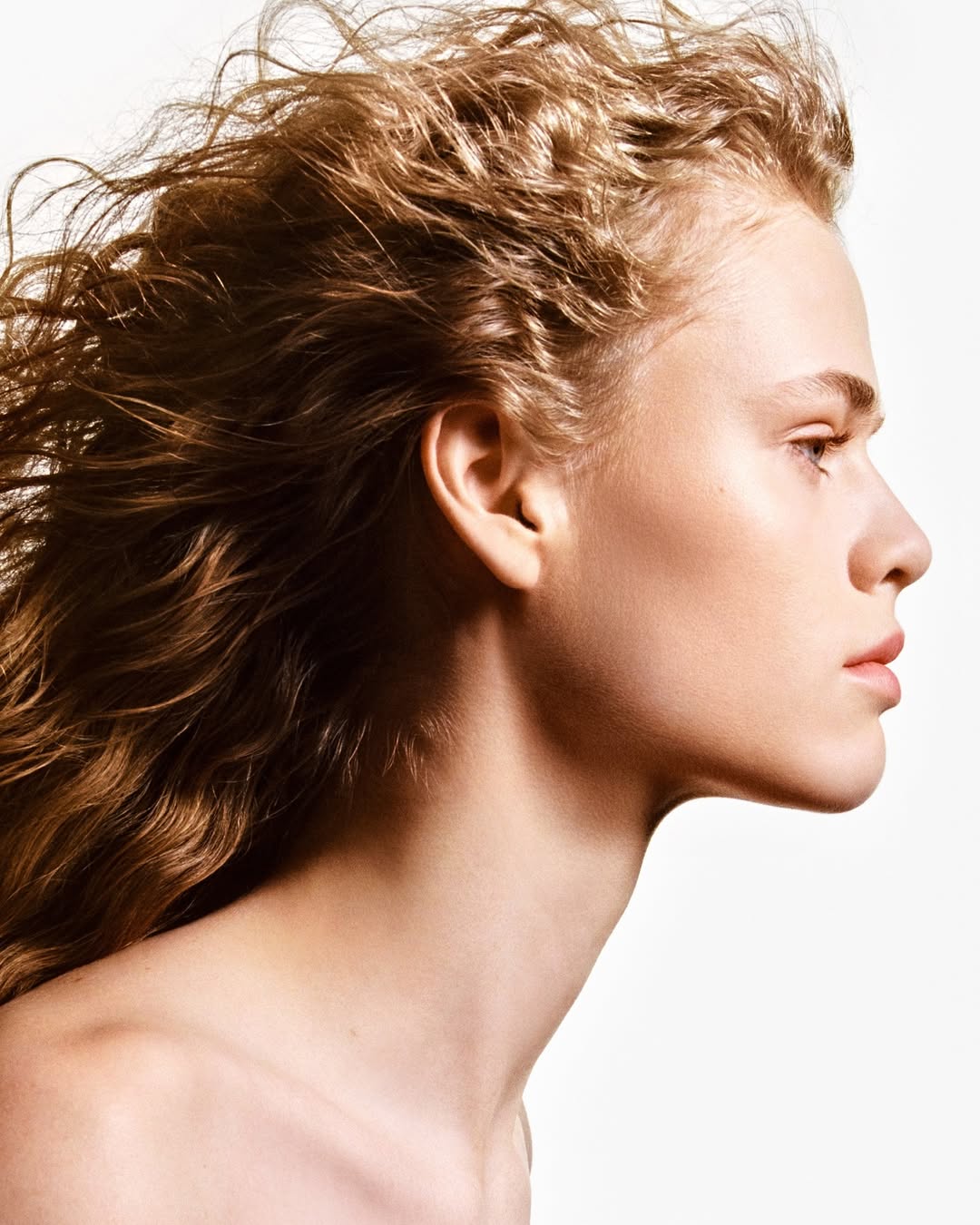 HERMÈS PLEIN AIR LUMINOUS MATTE SKINCARE FOUNDATION @hermes
•
Art Director @studioveronicaditting @chipandaeli
Photographer @timelkaim #artistconsultation
Hair Stylist @stephanelancien @callisteagency
Manicurist @anatolerainey @premierhairandmakeup
Casting Director @ben_grimes_casting
Talent @tilderoswall @imgmodels @sophia_makibdji @women_paris @yoonmi.sun @selectmodelglobal
Production @jnproductionglobal
•
Merci @gregoris @clairedougnac #ClaireCorneloup #MargauxChetrit @benhamoucharlotte