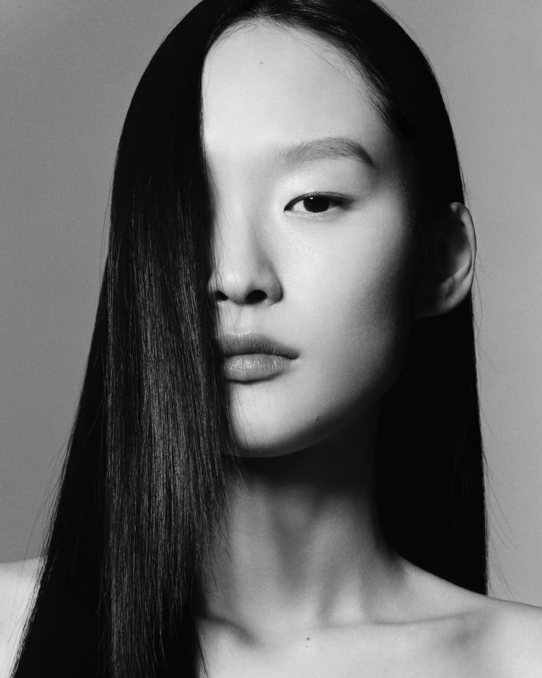 HERMÈS PLEIN AIR LUMINOUS MATTE SKINCARE FOUNDATION @hermes
•
Art Director @studioveronicaditting @chipandaeli
Photographer @timelkaim #artistconsultation
Hair Stylist @stephanelancien @callisteagency
Manicurist @anatolerainey @premierhairandmakeup
Casting Director @ben_grimes_casting
Talent @tilderoswall @imgmodels @sophia_makibdji @women_paris @yoonmi.sun @selectmodelglobal
Production @jnproductionglobal
•
Merci @gregoris @clairedougnac #ClaireCorneloup #MargauxChetrit @benhamoucharlotte