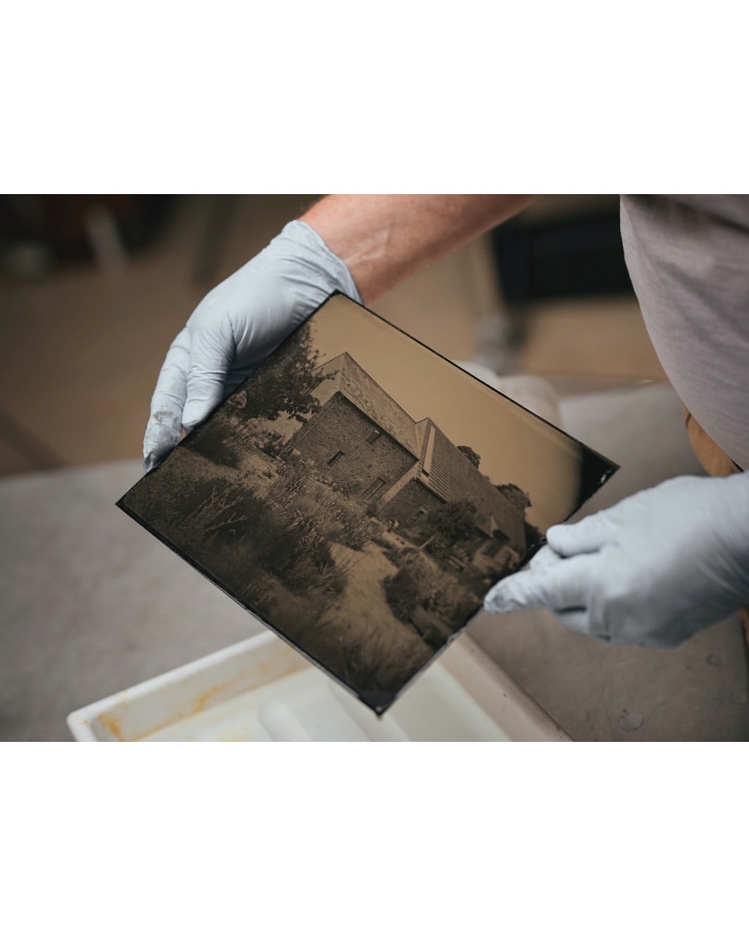 Finn Beales (@finn) directs and photographs for @themodernhouse, spotlighting tintype photographer @tifhunter in his striking home and studio.
⠀⠀⠀⠀⠀⠀⠀⠀⠀
#FinnBeales #Director #Photographer #TheModernHouse