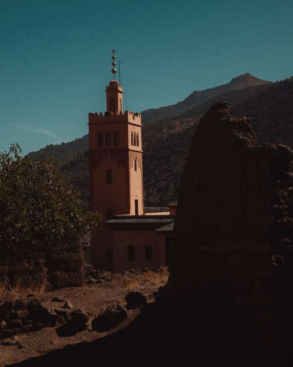Finn Beales (@finn) photographs his travels...
