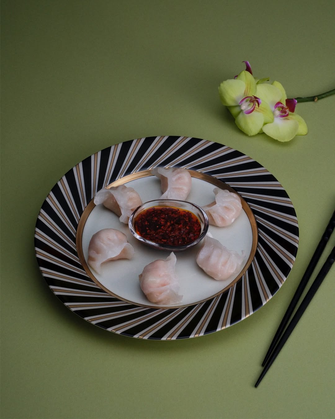 Lucia Bell-Epstein (@luuuuush) photographs the @resy rewind campaign featuring dishes to represent the 20s - 90s.
⠀⠀⠀⠀⠀⠀⠀⠀⠀
Art Direction @annapolons @polonskyandfriends
Prop Styling @gozdeeker
Food Styling @mpearljones
Production @careofchan
Retouching @vitreous.post
⠀⠀⠀⠀⠀⠀⠀⠀⠀
#LuciaBellEpstein #Photographer #Resy