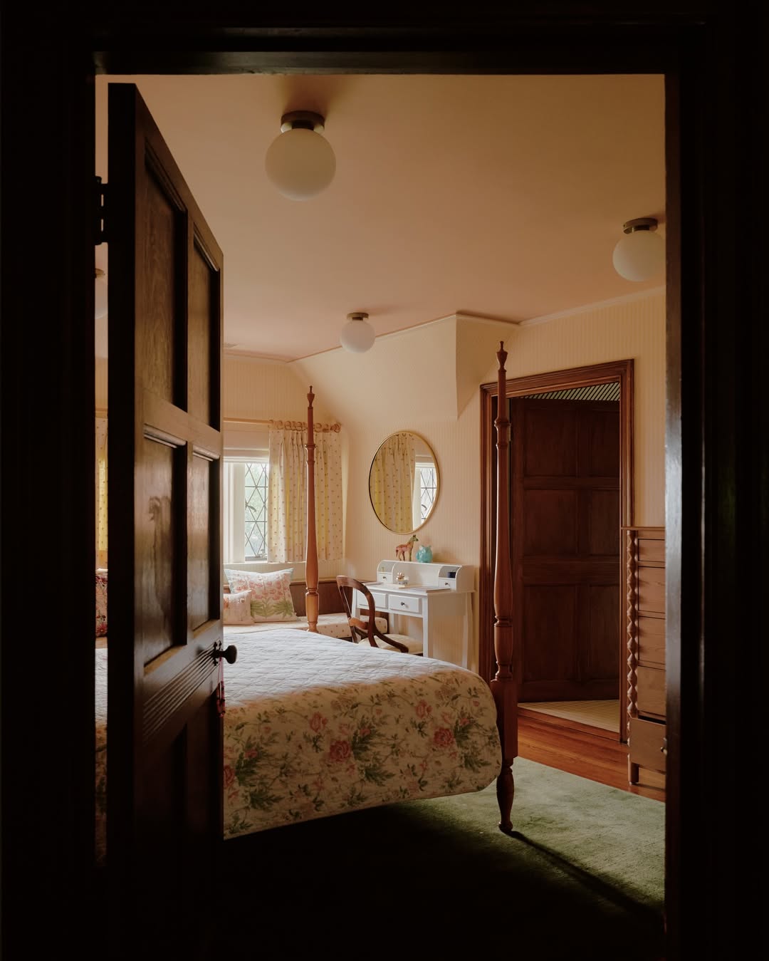 William Jess Laird (@william.jess.laird) photographs a remarkable 1927 John Russell Pope Tudor reimagined by @gen_assembly for @archdigest
⠀⠀⠀⠀⠀⠀⠀⠀⠀
Styling @timbrwn
Written by @morganhannahg
⠀⠀⠀⠀⠀⠀⠀⠀⠀
#WilliamJessLaird #Photographer #ArchitecturalDigest #GeneralAssembly