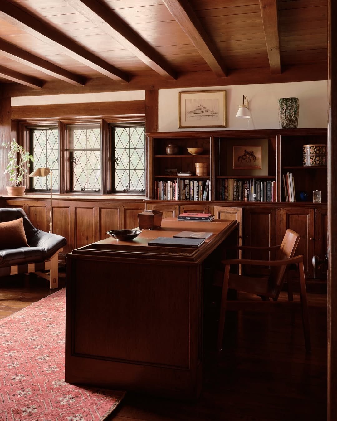 William Jess Laird (@william.jess.laird) photographs a remarkable 1927 John Russell Pope Tudor reimagined by @gen_assembly for @archdigest
⠀⠀⠀⠀⠀⠀⠀⠀⠀
Styling @timbrwn
Written by @morganhannahg
⠀⠀⠀⠀⠀⠀⠀⠀⠀
#WilliamJessLaird #Photographer #ArchitecturalDigest #GeneralAssembly