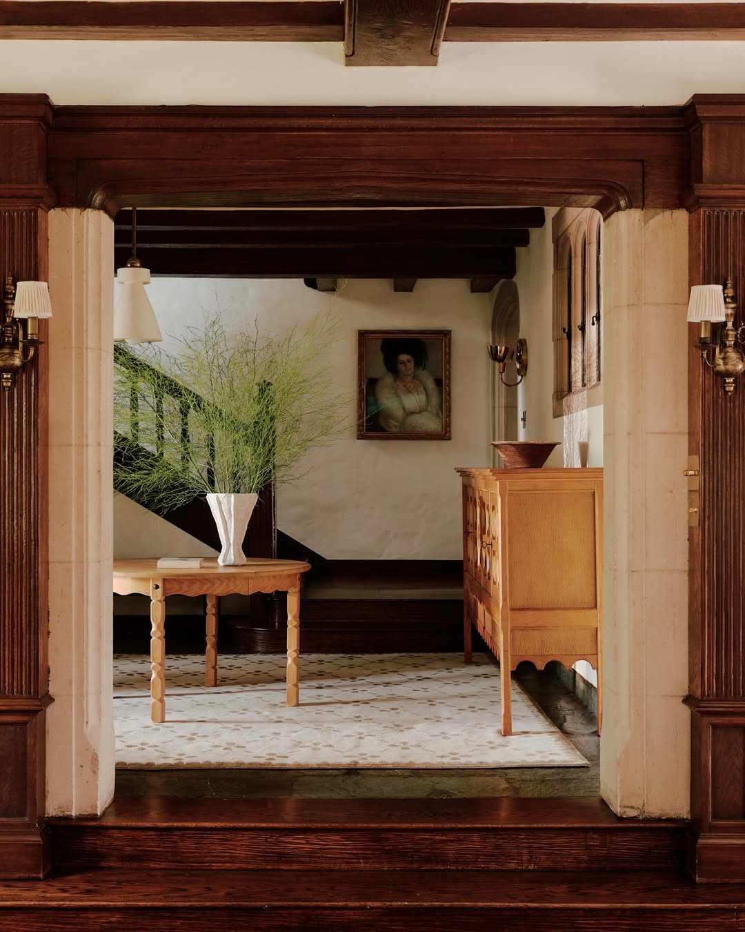 William Jess Laird (@william.jess.laird) photographs a remarkable 1927 John Russell Pope Tudor reimagined by @gen_assembly for @archdigest
⠀⠀⠀⠀⠀⠀⠀⠀⠀
Styling @timbrwn
Written by @morganhannahg
⠀⠀⠀⠀⠀⠀⠀⠀⠀
#WilliamJessLaird #Photographer #ArchitecturalDigest #GeneralAssembly