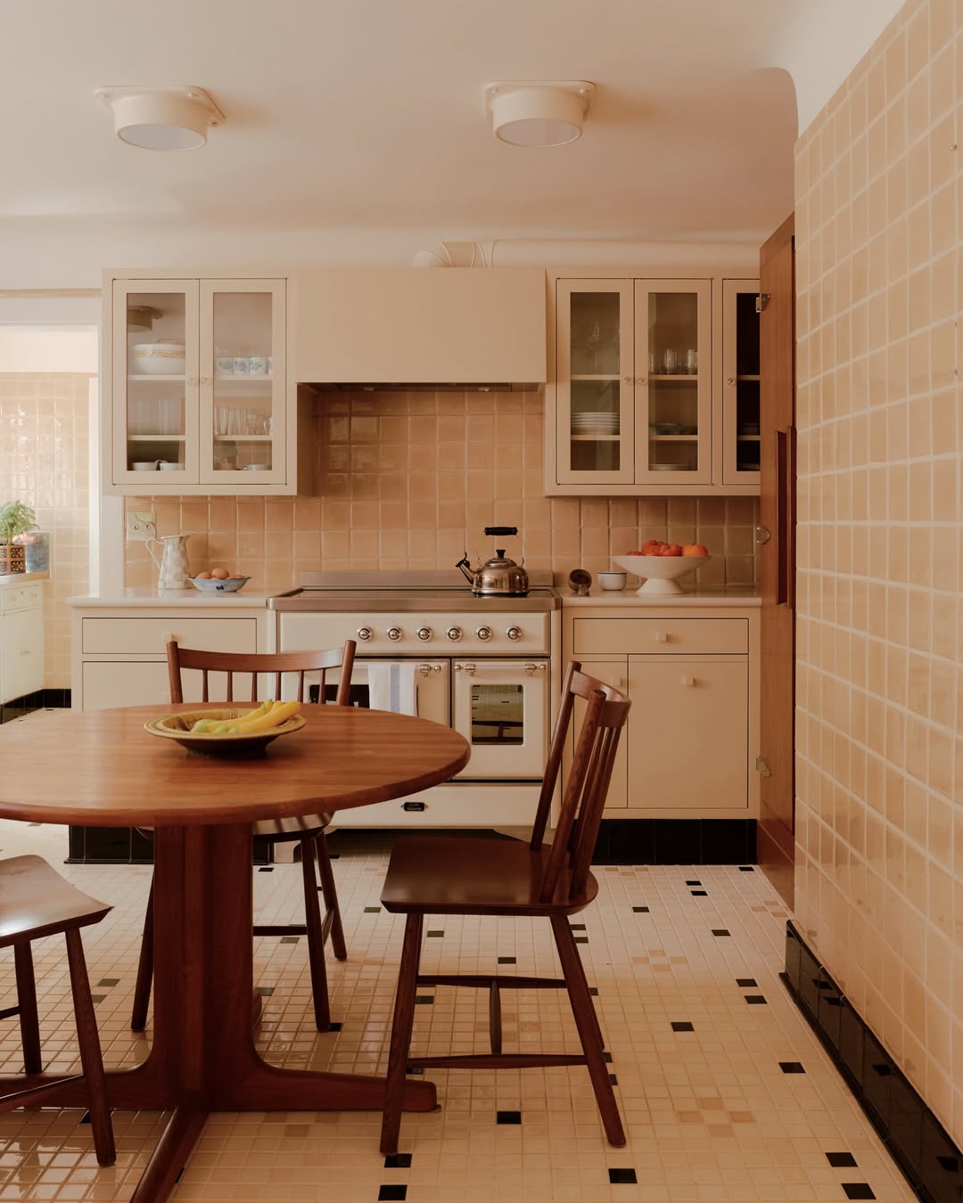 William Jess Laird (@william.jess.laird) photographs a remarkable 1927 John Russell Pope Tudor reimagined by @gen_assembly for @archdigest

Styling @timbrwn
Written by @morganhannahg

#WilliamJessLaird #Photographer #ArchitecturalDigest #GeneralAssembly