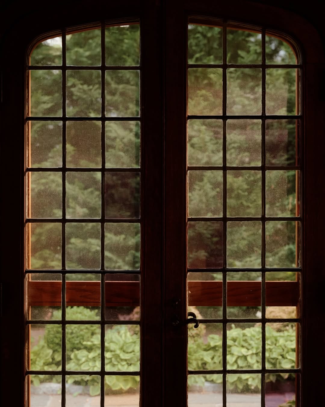 William Jess Laird (@william.jess.laird) photographs a remarkable 1927 John Russell Pope Tudor reimagined by @gen_assembly for @archdigest

Styling @timbrwn
Written by @morganhannahg

#WilliamJessLaird #Photographer #ArchitecturalDigest #GeneralAssembly