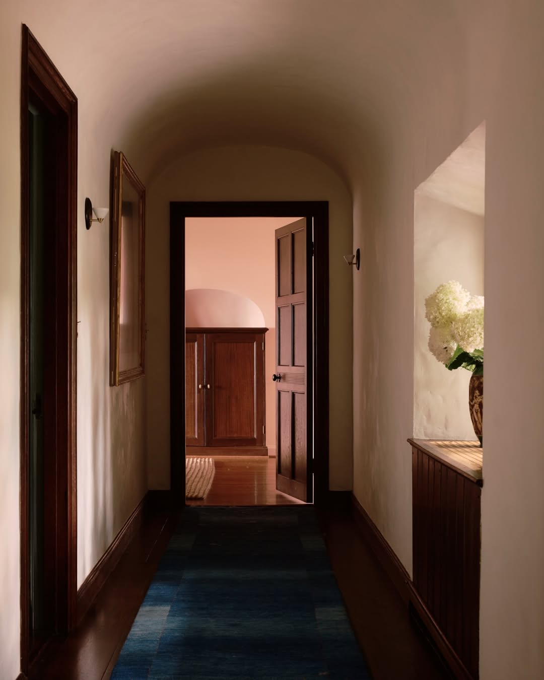 William Jess Laird (@william.jess.laird) photographs a remarkable 1927 John Russell Pope Tudor reimagined by @gen_assembly for @archdigest

Styling @timbrwn
Written by @morganhannahg

#WilliamJessLaird #Photographer #ArchitecturalDigest #GeneralAssembly