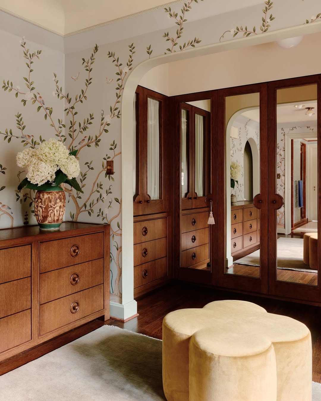 William Jess Laird (@william.jess.laird) photographs a remarkable 1927 John Russell Pope Tudor reimagined by @gen_assembly for @archdigest
⠀⠀⠀⠀⠀⠀⠀⠀⠀
Styling @timbrwn
Written by @morganhannahg
⠀⠀⠀⠀⠀⠀⠀⠀⠀
#WilliamJessLaird #Photographer #ArchitecturalDigest #GeneralAssembly