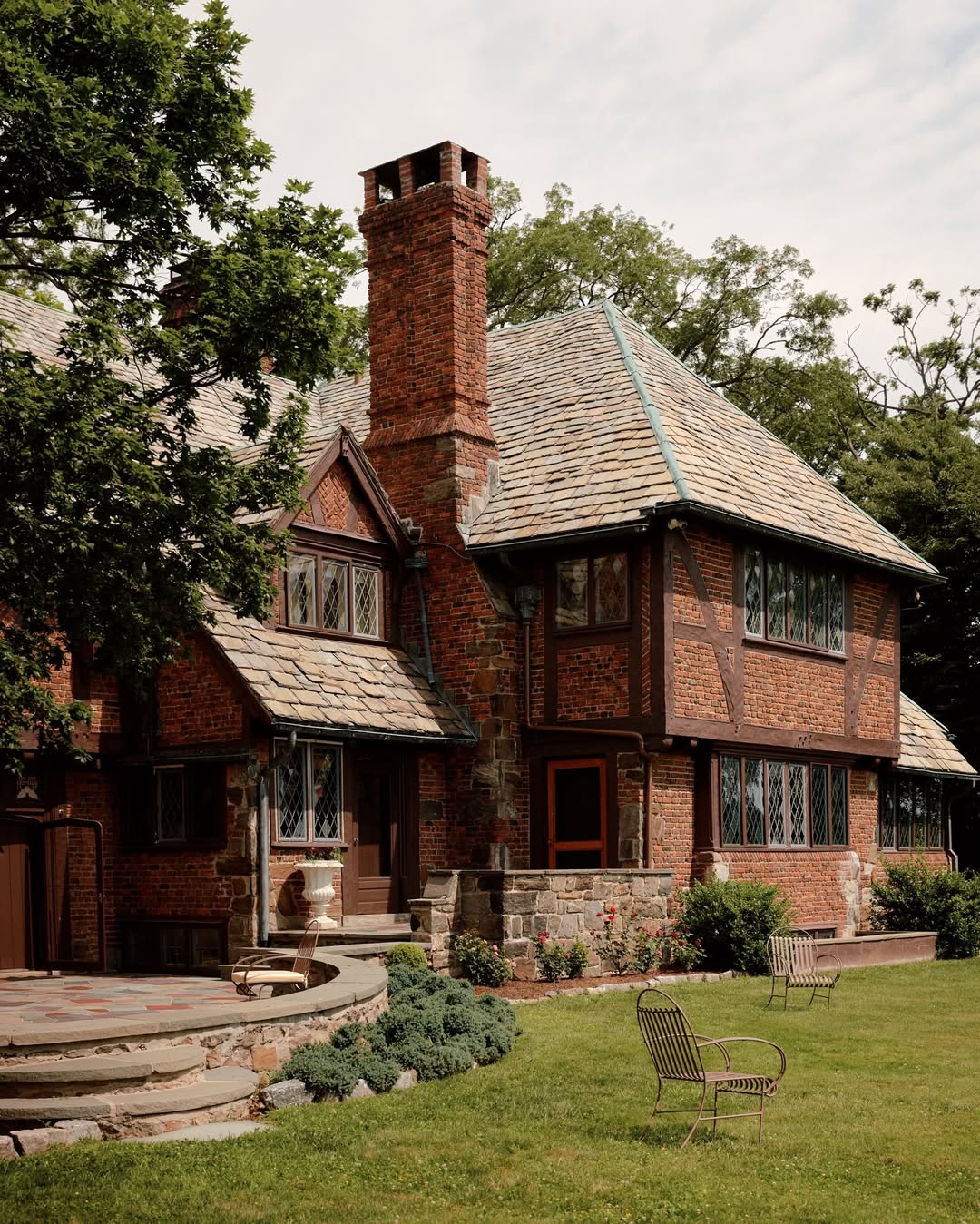 William Jess Laird (@william.jess.laird) photographs a remarkable 1927 John Russell Pope Tudor reimagined by @gen_assembly for @archdigest
⠀⠀⠀⠀⠀⠀⠀⠀⠀
Styling @timbrwn
Written by @morganhannahg
⠀⠀⠀⠀⠀⠀⠀⠀⠀
#WilliamJessLaird #Photographer #ArchitecturalDigest #GeneralAssembly