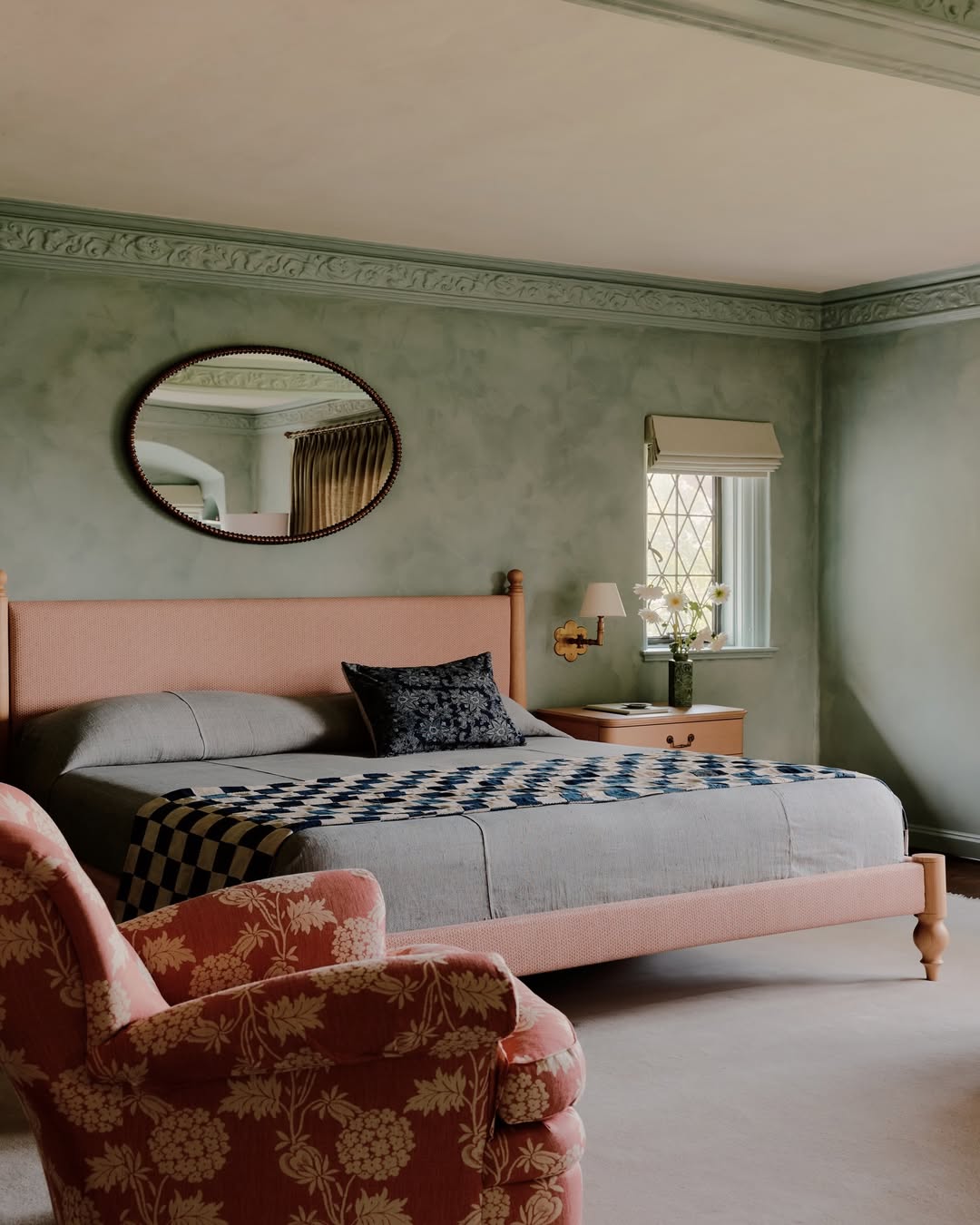 William Jess Laird (@william.jess.laird) photographs a remarkable 1927 John Russell Pope Tudor reimagined by @gen_assembly for @archdigest
⠀⠀⠀⠀⠀⠀⠀⠀⠀
Styling @timbrwn
Written by @morganhannahg
⠀⠀⠀⠀⠀⠀⠀⠀⠀
#WilliamJessLaird #Photographer #ArchitecturalDigest #GeneralAssembly