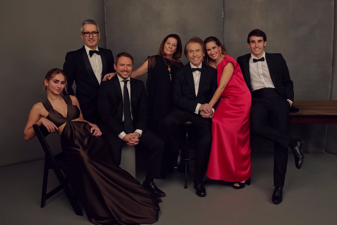 Ruven Afanador (@ruvenafanador) photographs the winners of the 26th Annual Latin GRAMMY Awards in Las Vegas for the Latin Recording Academy.
⠀⠀⠀⠀⠀⠀⠀⠀⠀
#RuvenAfanador #Photographer #LatinGrammys