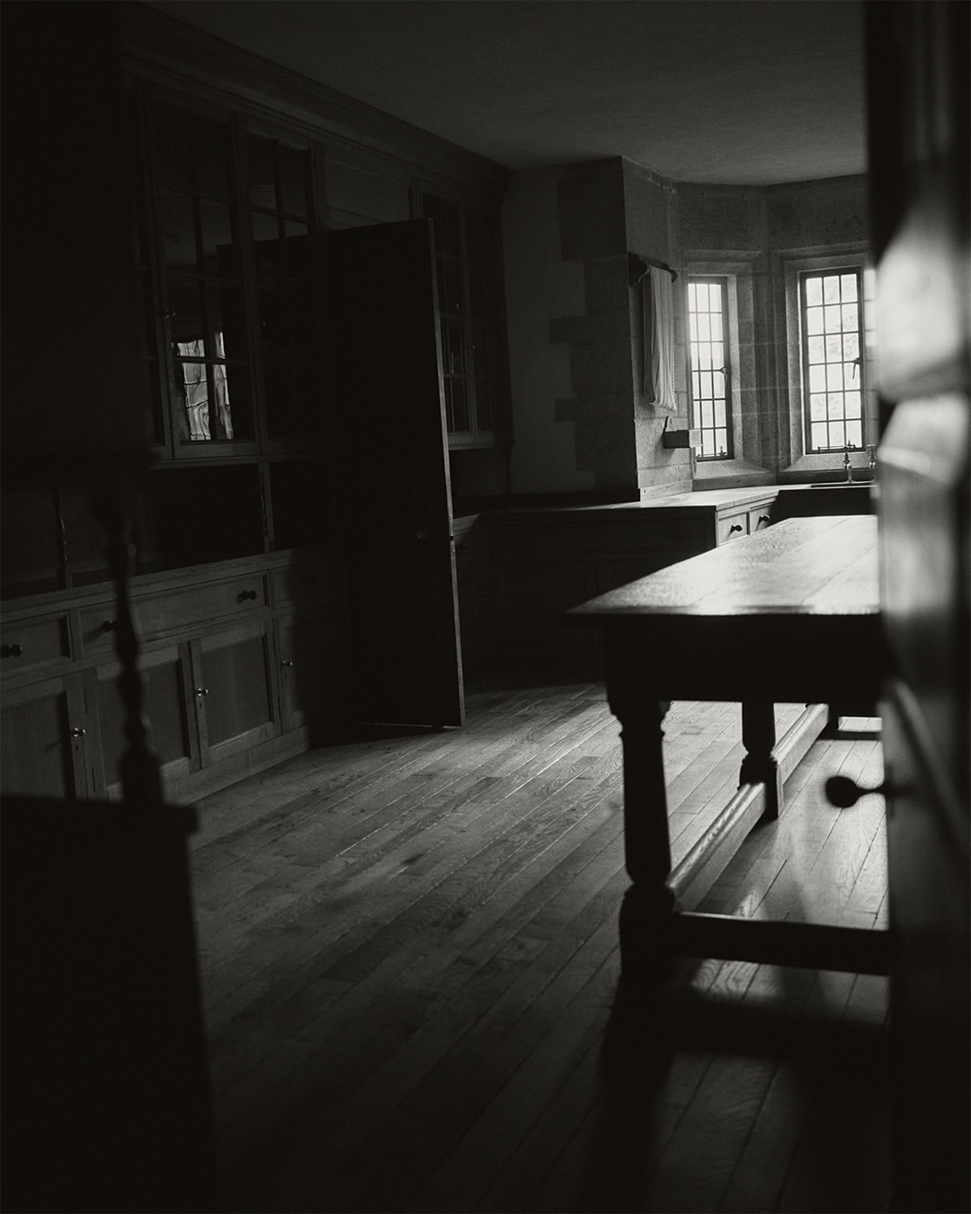 Rich Stapleton (@rvstapleton) photographs Castle Drogo for @holidayinteriorsgardens
⠀⠀⠀⠀⠀⠀⠀⠀⠀
Assistant: @alexandercollinsstudio
Stylist: @virginiebenarroch
Production: @producing_love
Editors: @sophiepinet @christopherniquet
Art Direction: @edouardmartinrilhac
Design: @marinmuteaud @sophihuff
⠀⠀⠀⠀⠀⠀⠀⠀⠀
#RichStapleton #Photographer #CastleDrogo #HolidayInteriorsandGardens