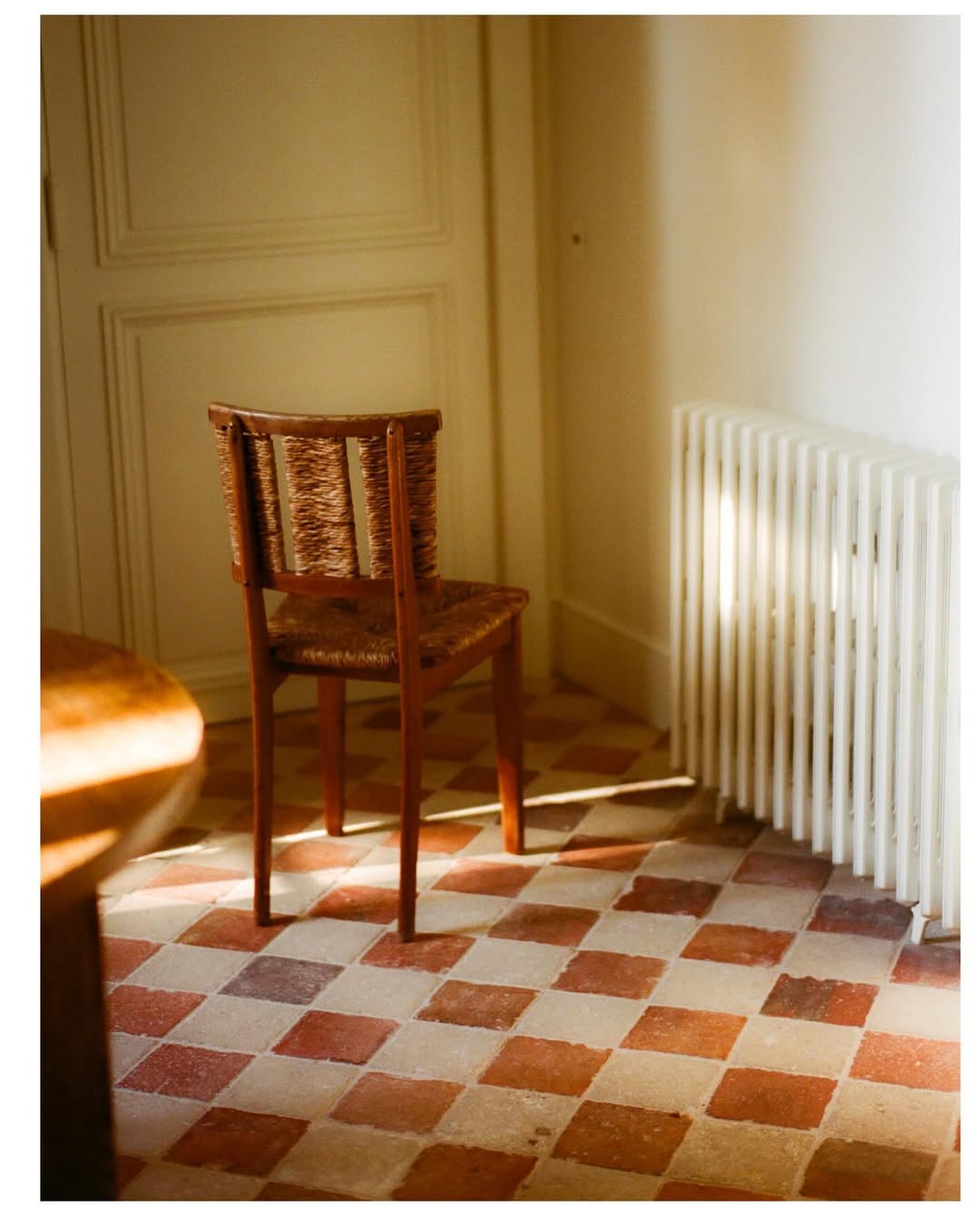 Maureen M. Evans (@maureenme) photographs two of France’s most storied wine estates: Château Rauzan-Ségla in Margaux and Château Canon in Saint-Émilion for @family_style.
⠀⠀⠀⠀⠀⠀⠀⠀⠀
Story by @monicamendi
⠀⠀⠀⠀⠀⠀⠀⠀⠀
#MaureenMEvans #Photographer #FamilyStyle