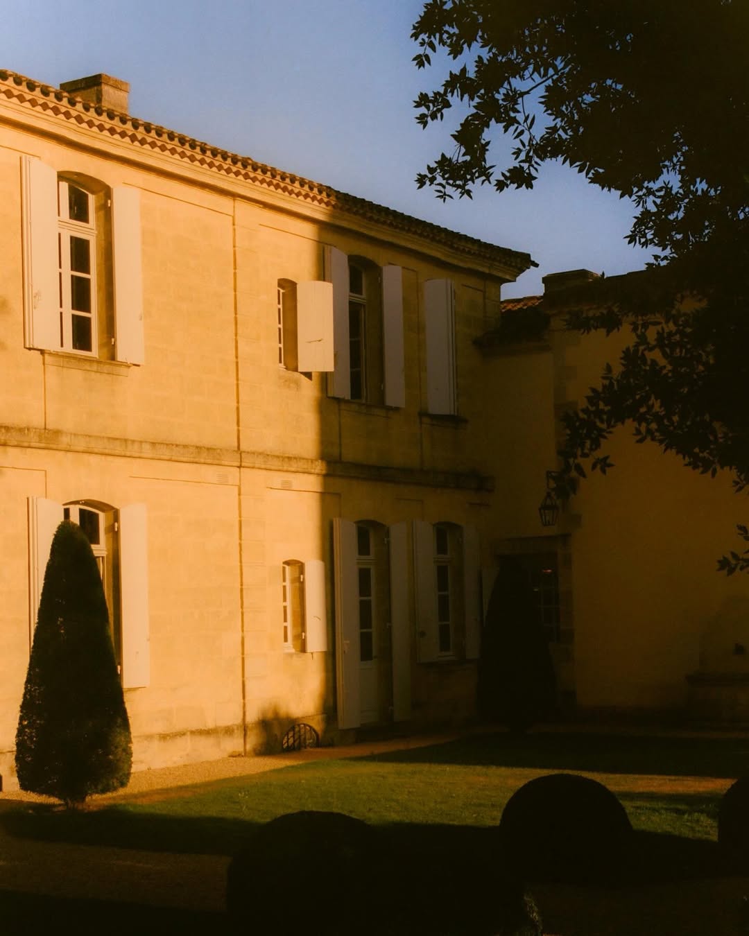 Maureen M. Evans (@maureenme) photographs two of France’s most storied wine estates: Château Rauzan-Ségla in Margaux and Château Canon in Saint-Émilion for @family_style.
⠀⠀⠀⠀⠀⠀⠀⠀⠀
Story by @monicamendi
⠀⠀⠀⠀⠀⠀⠀⠀⠀
#MaureenMEvans #Photographer #FamilyStyle