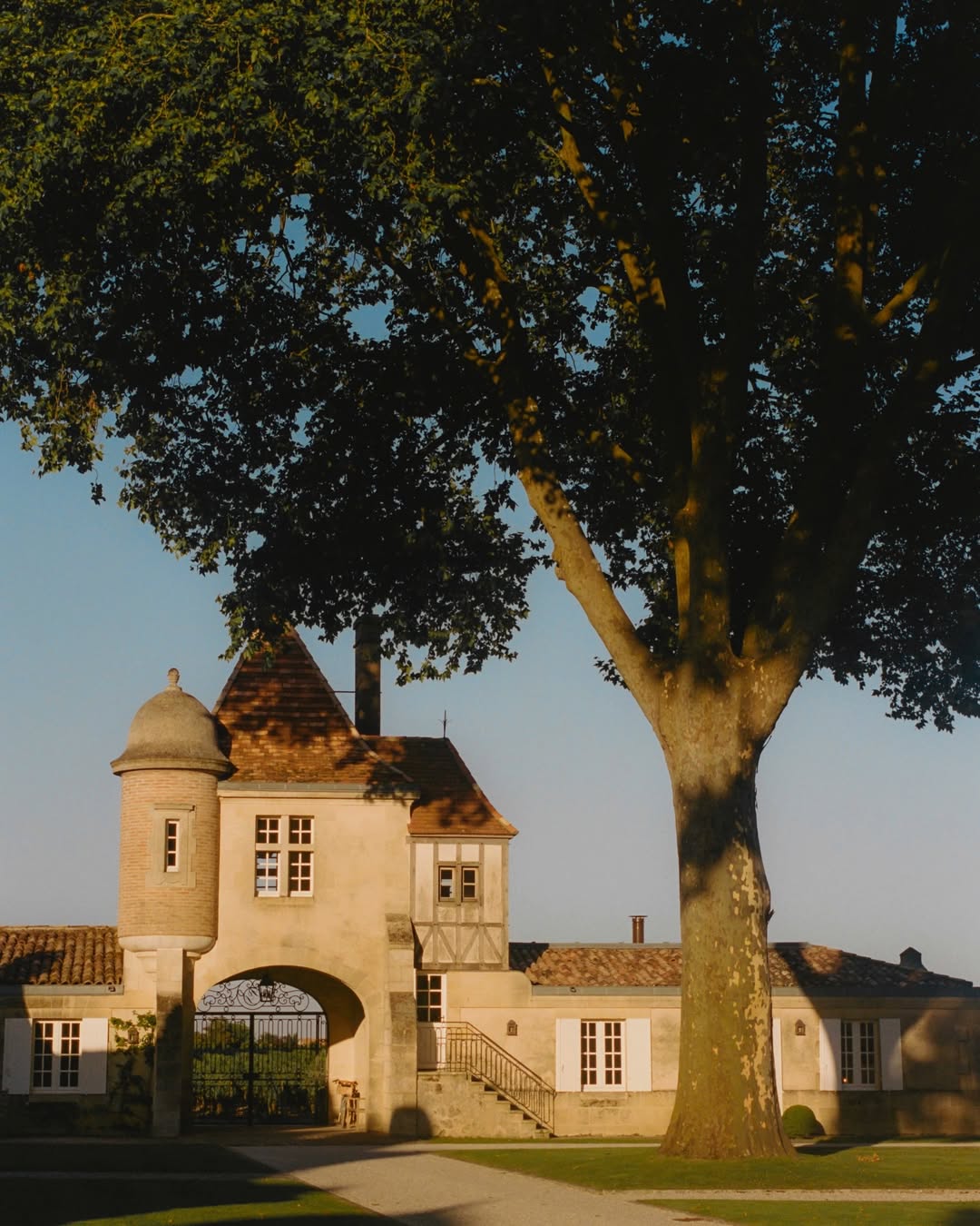 Maureen M. Evans (@maureenme) photographs two of France’s most storied wine estates: Château Rauzan-Ségla in Margaux and Château Canon in Saint-Émilion for @family_style.
⠀⠀⠀⠀⠀⠀⠀⠀⠀
Story by @monicamendi
⠀⠀⠀⠀⠀⠀⠀⠀⠀
#MaureenMEvans #Photographer #FamilyStyle