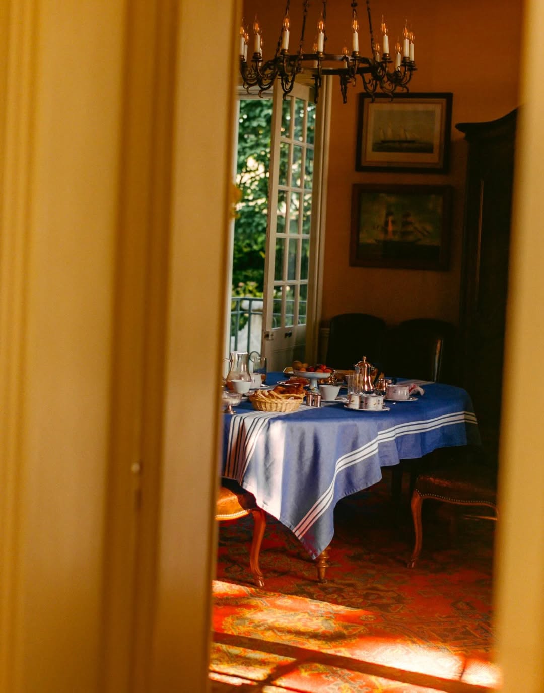 Maureen M. Evans (@maureenme) photographs two of France’s most storied wine estates: Château Rauzan-Ségla in Margaux and Château Canon in Saint-Émilion for @family_style.
⠀⠀⠀⠀⠀⠀⠀⠀⠀
Story by @monicamendi
⠀⠀⠀⠀⠀⠀⠀⠀⠀
#MaureenMEvans #Photographer #FamilyStyle